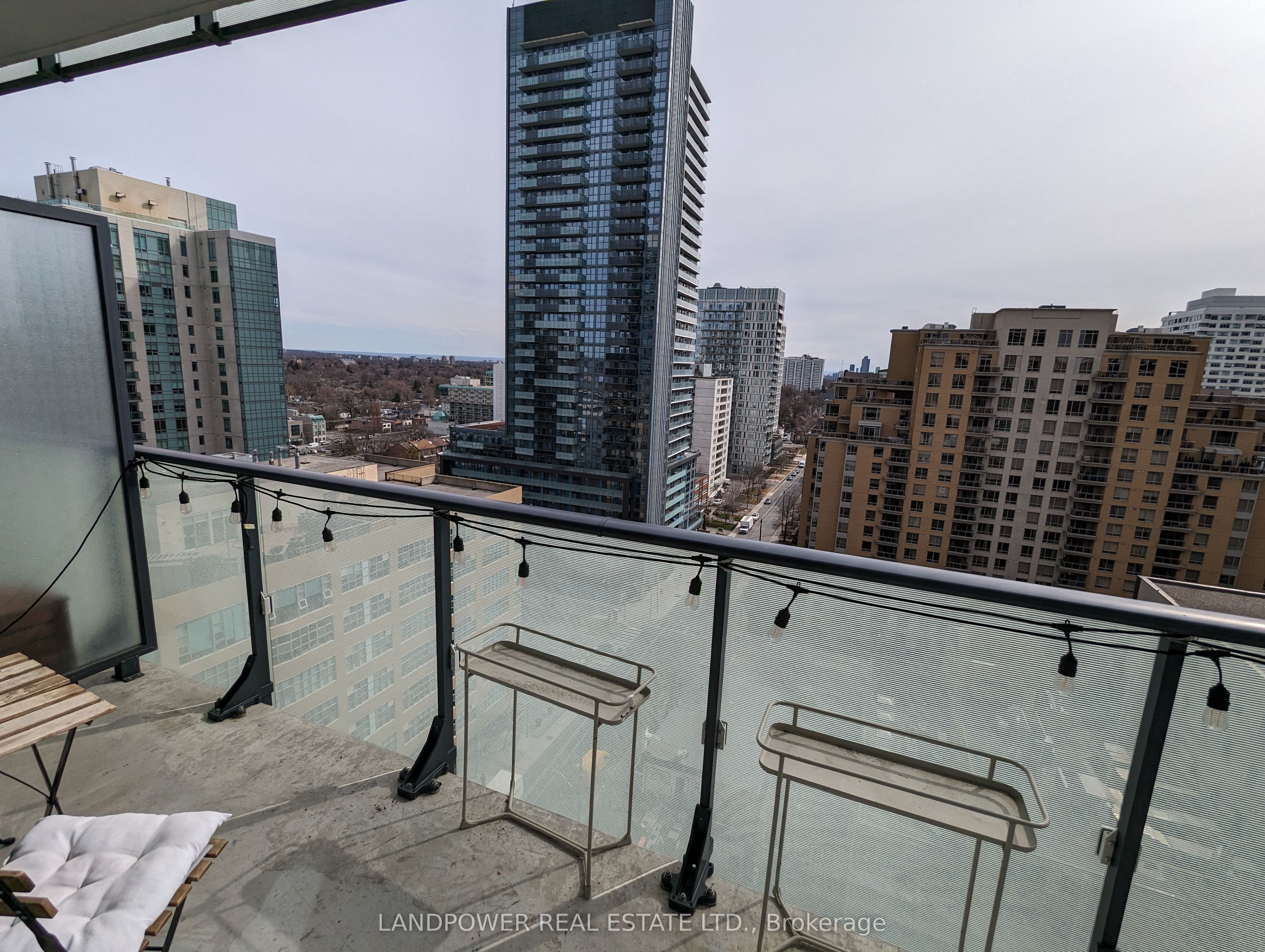 161 Roehampton Avenue 1611 Property Photo 4