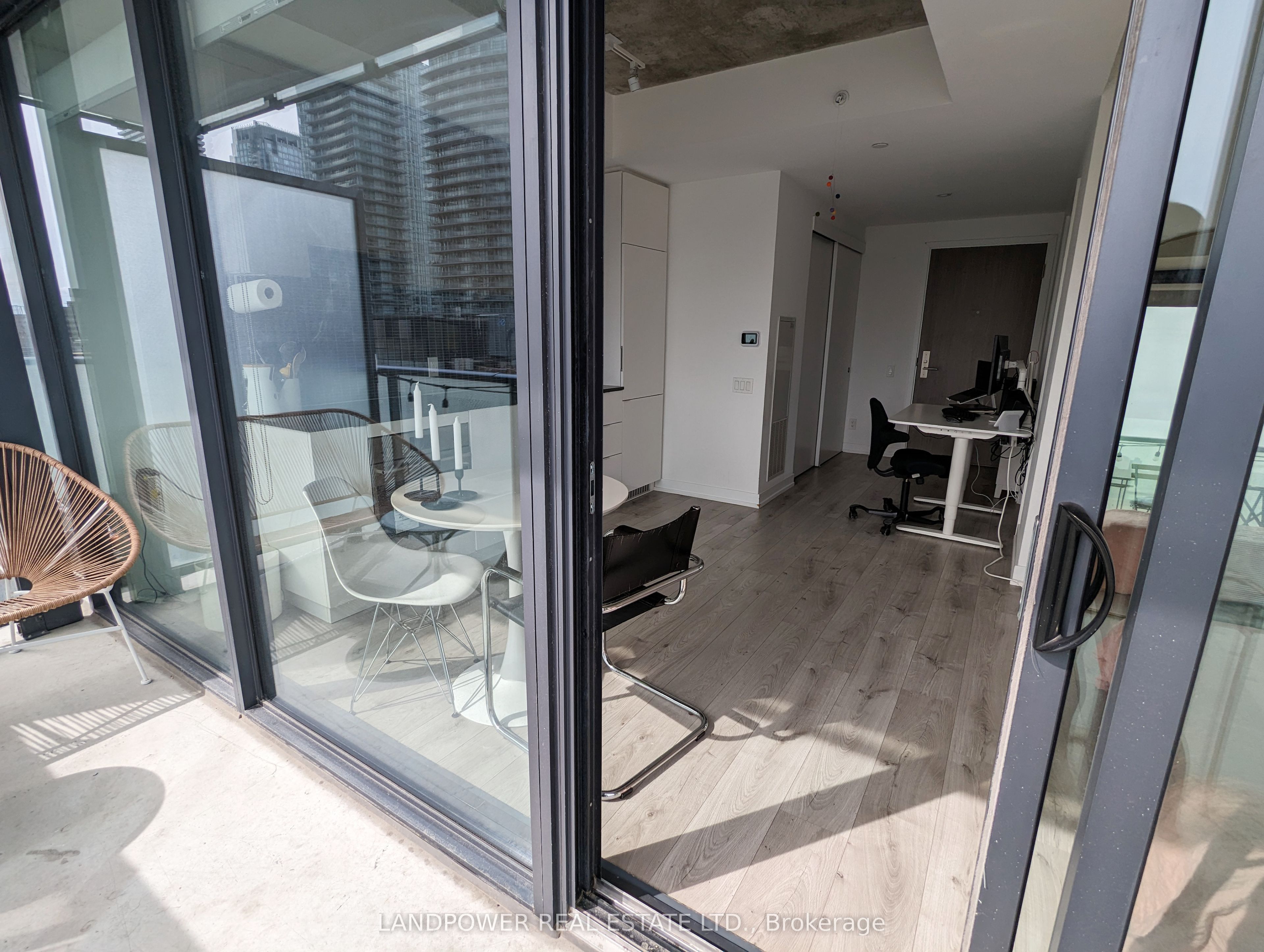 161 Roehampton Avenue 1611 Property Photo 6