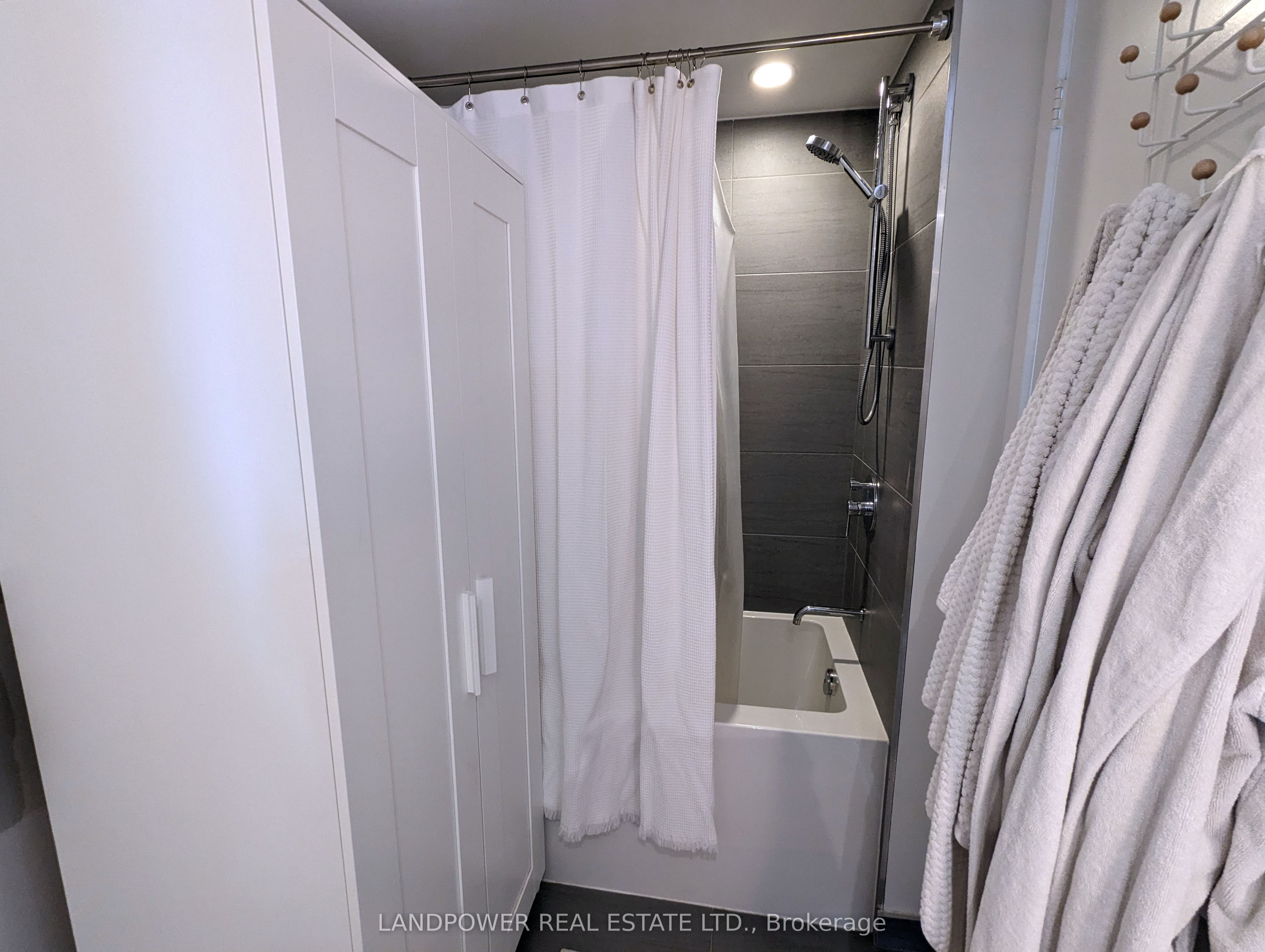 161 Roehampton Avenue 1611 Property Photo 8