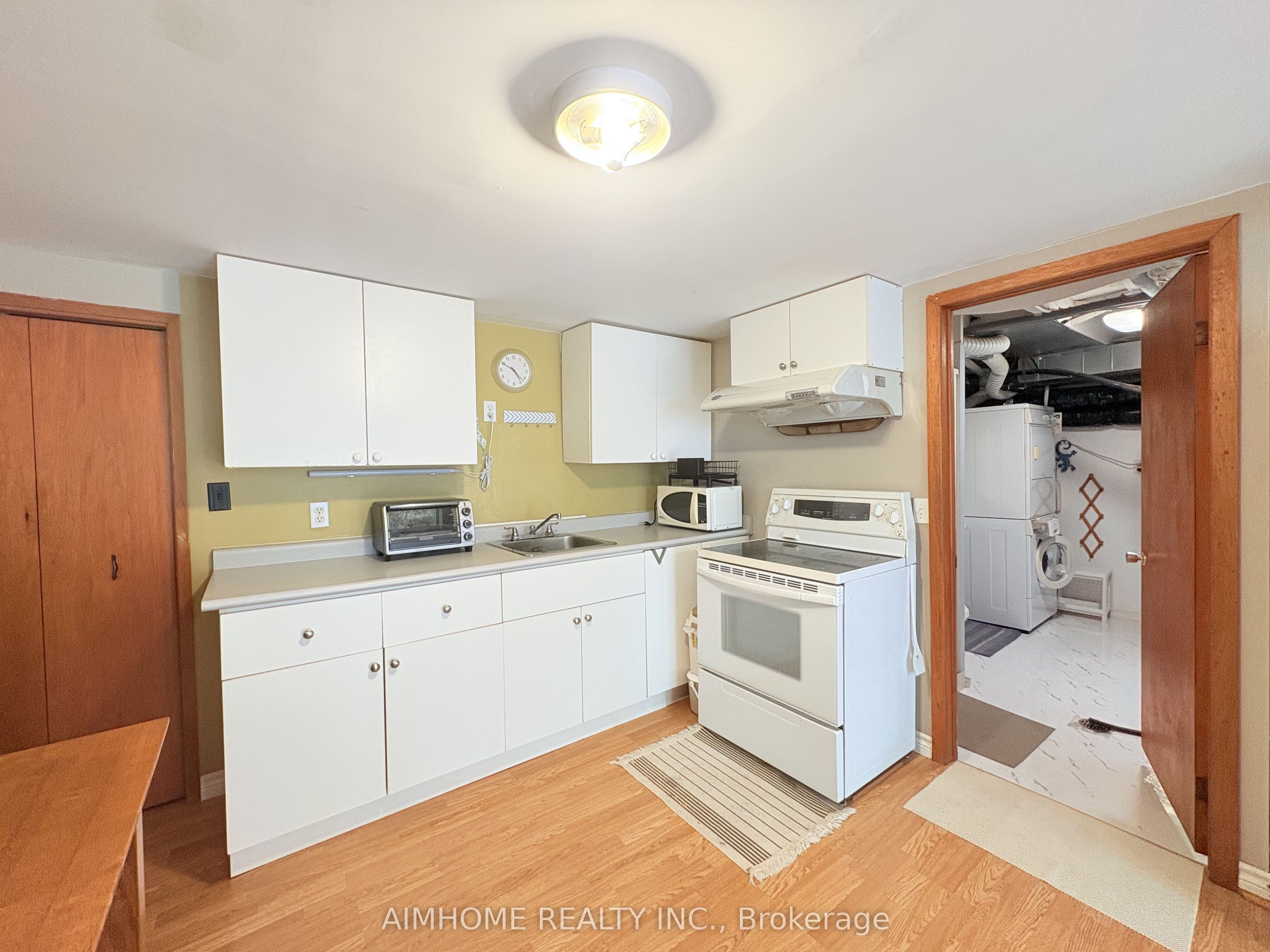 94 Micmac Crescent Walk Out Bsmt Property Photo 4