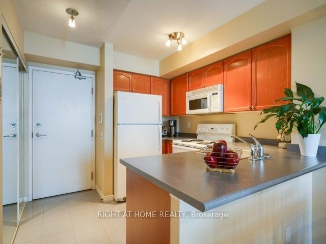 30 Harrison Garden Boulevard 1008 Property Photo 2