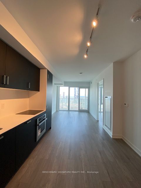 88 Queen Street E 3807 Property Photo 2