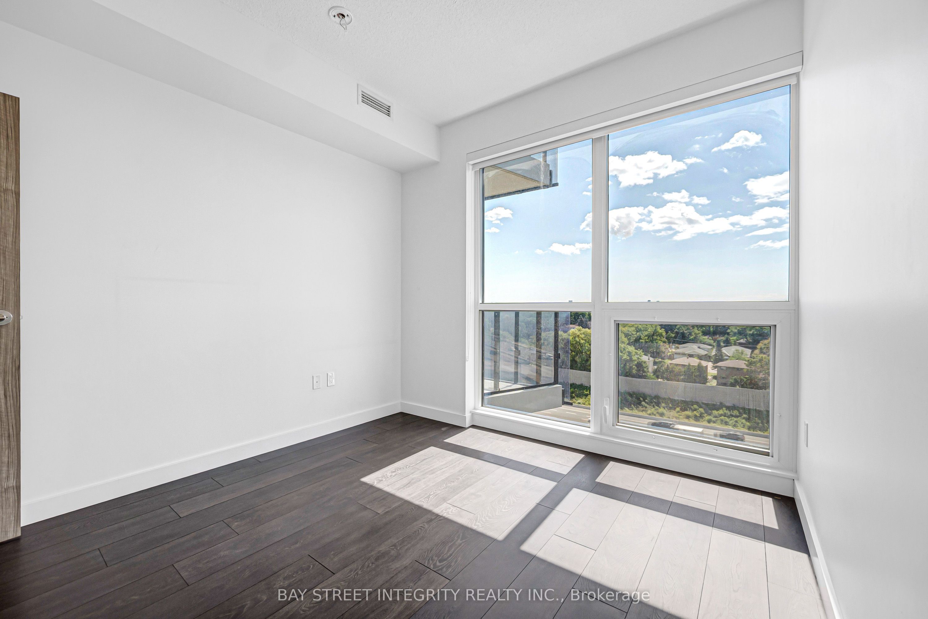 85 Mcmahon Drive 1206 Property Photo 10