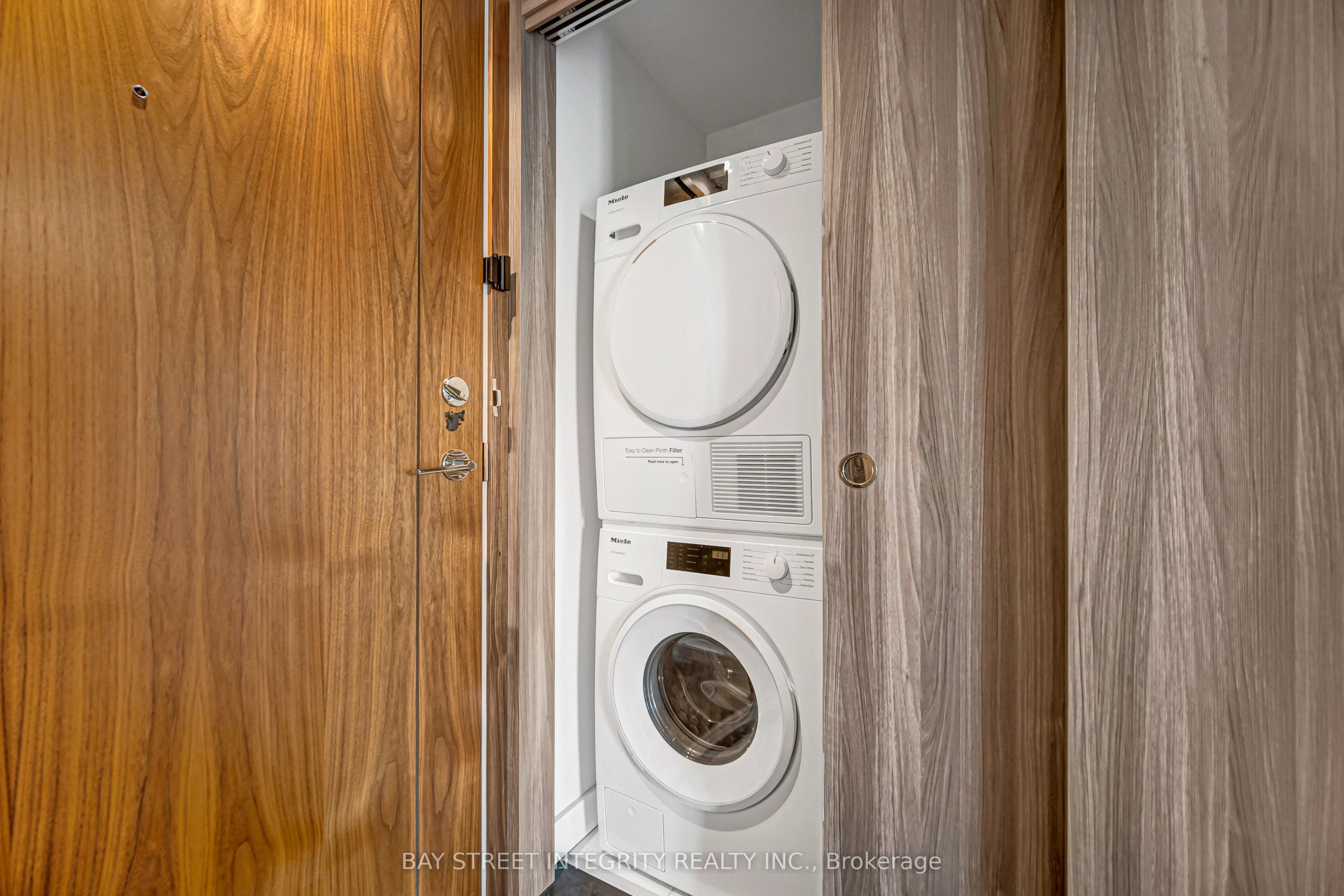 85 Mcmahon Drive 1206 Property Photo 16