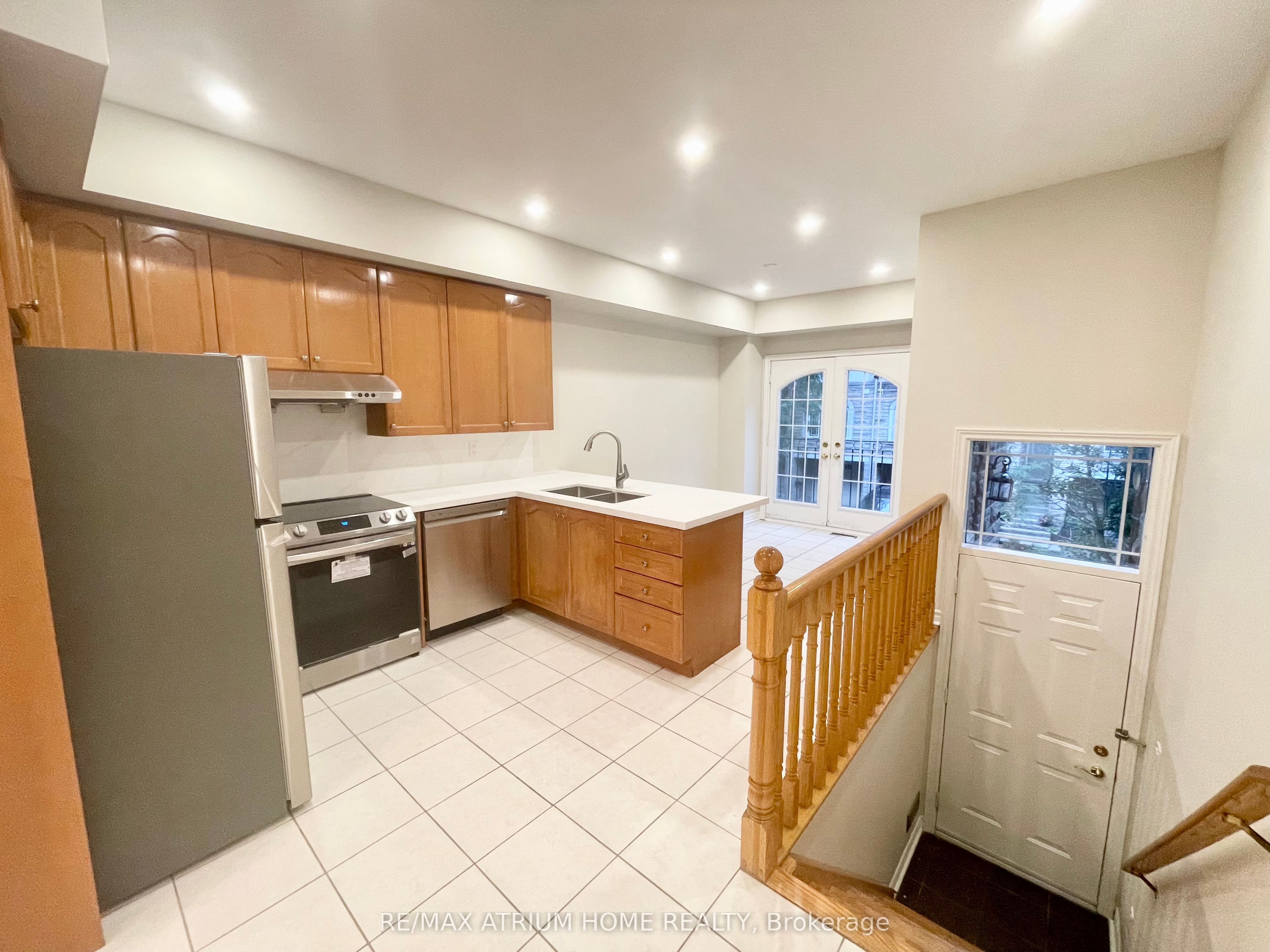 10 William Poole Way Property Photo 3
