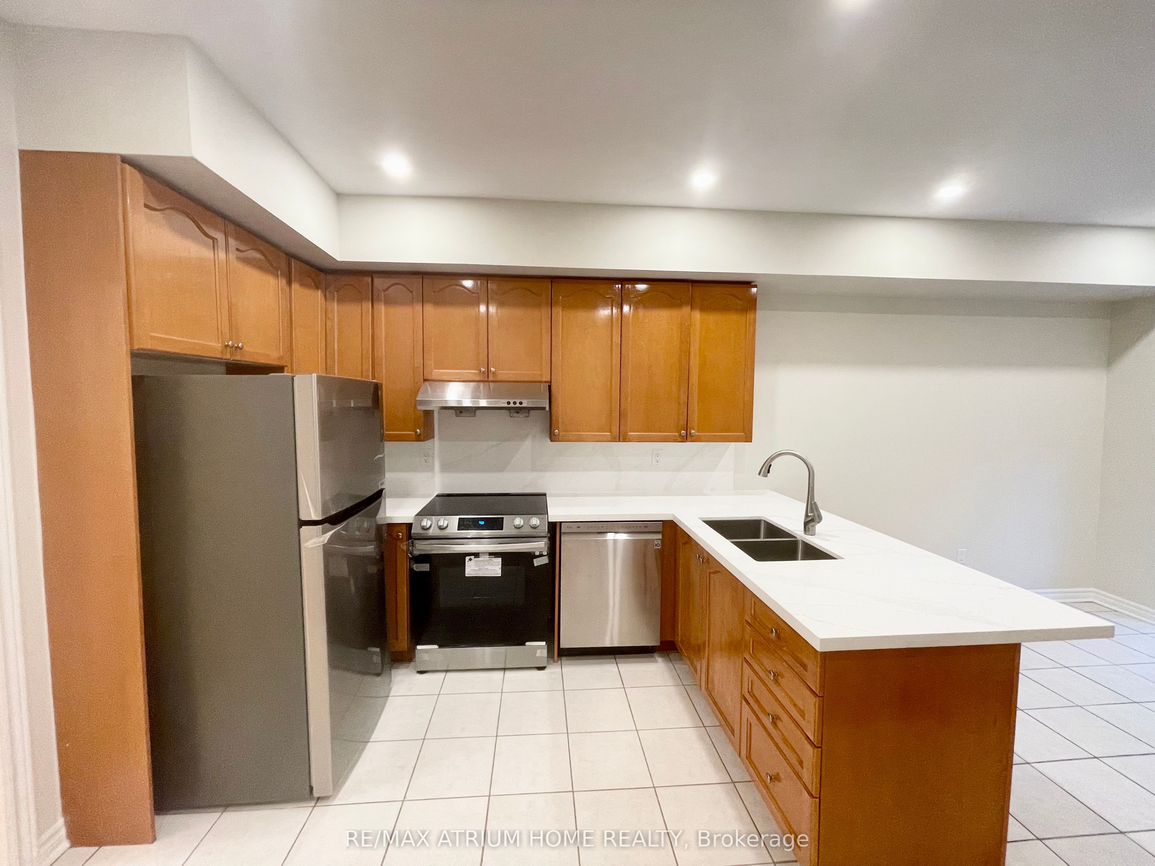 10 William Poole Way Property Photo 4