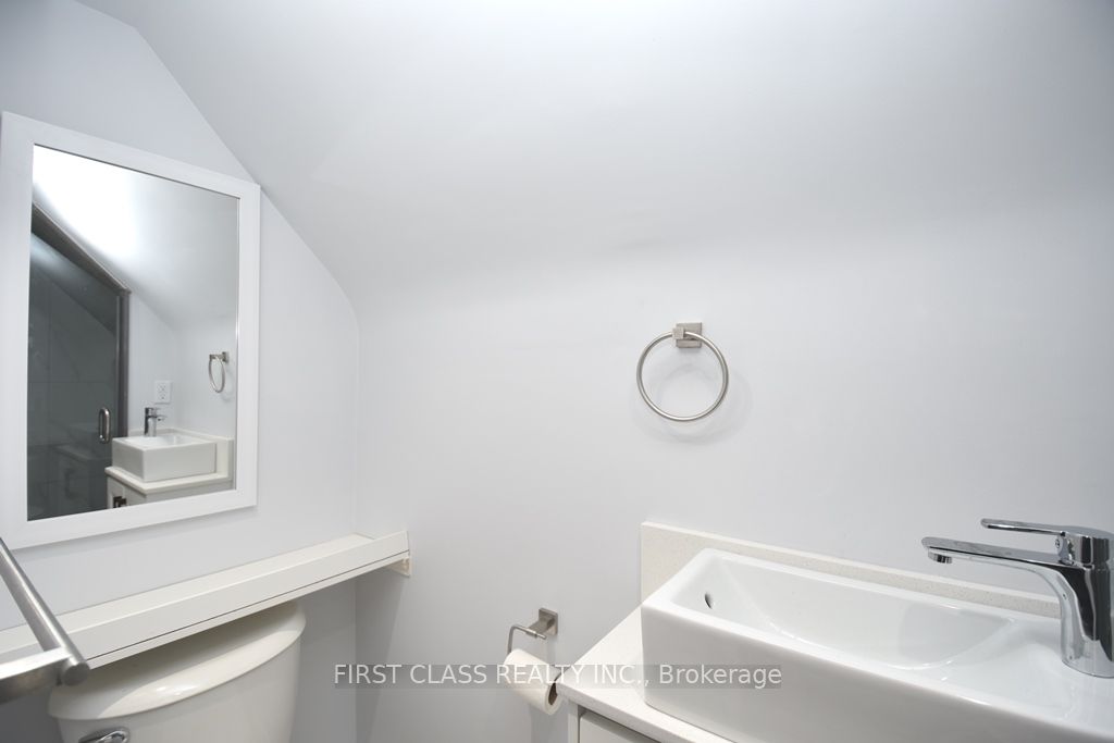 319 Senlac Road Back Property Photo 14