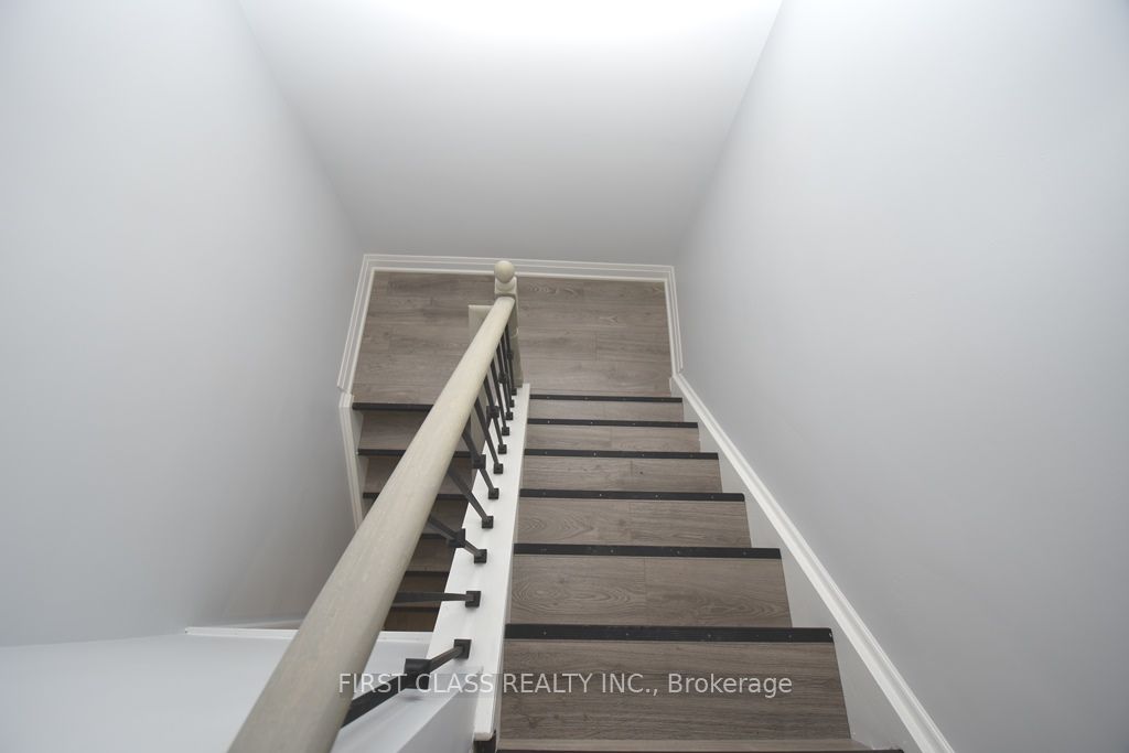 319 Senlac Road Back Property Photo 15