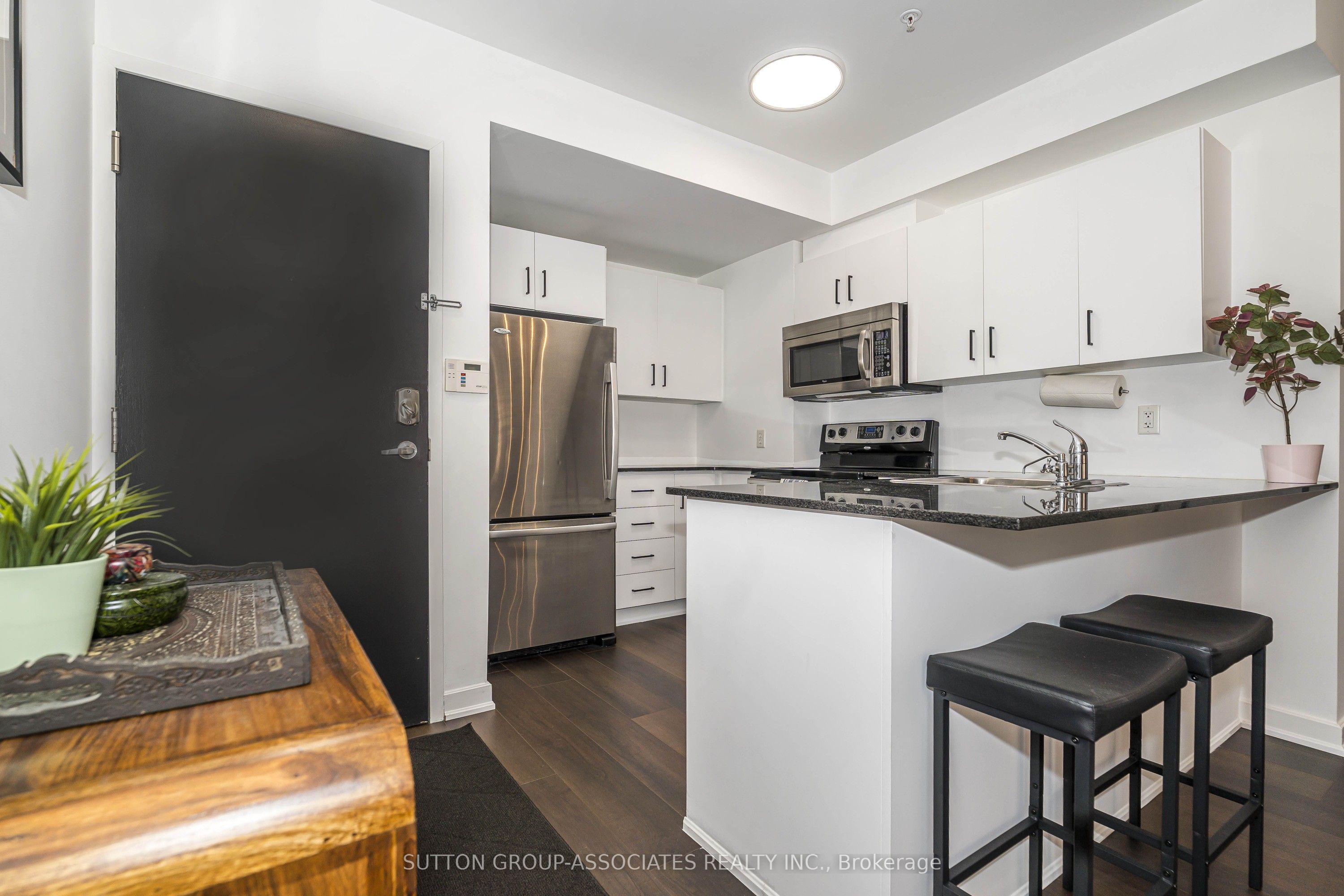 539 Jarvis Street Ph7 Property Photo 3