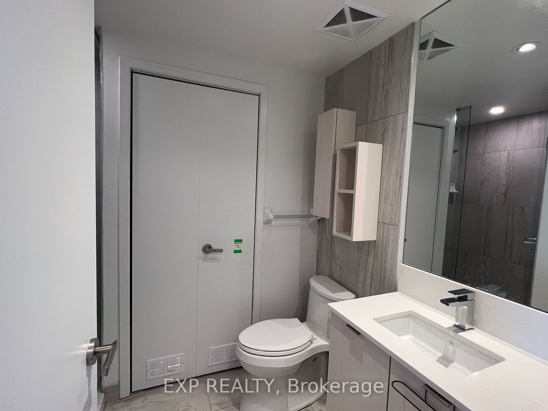 195 Redpath Avenue 3213 Property Photo 4