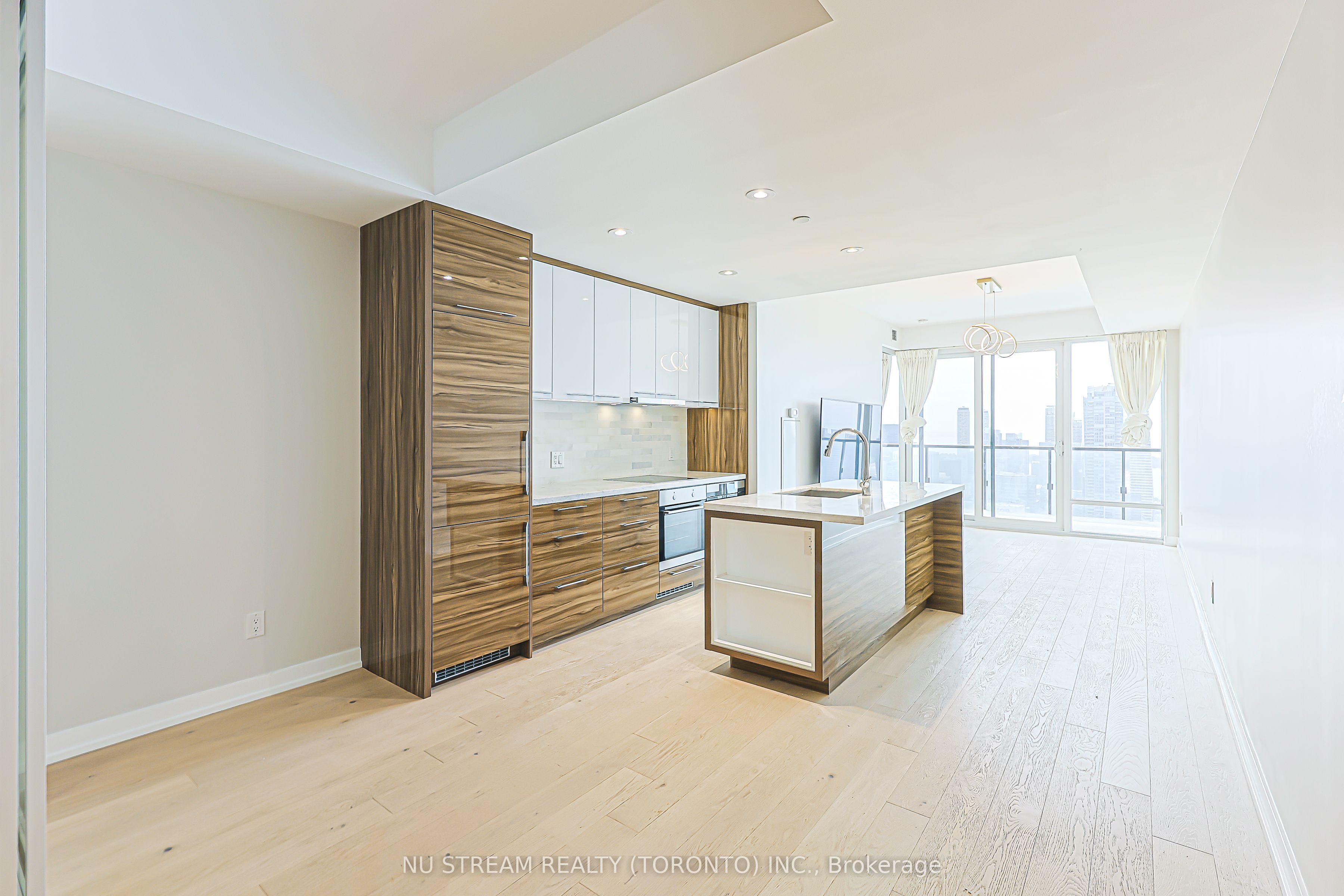 488 University Avenue 4608 Property Photo 11
