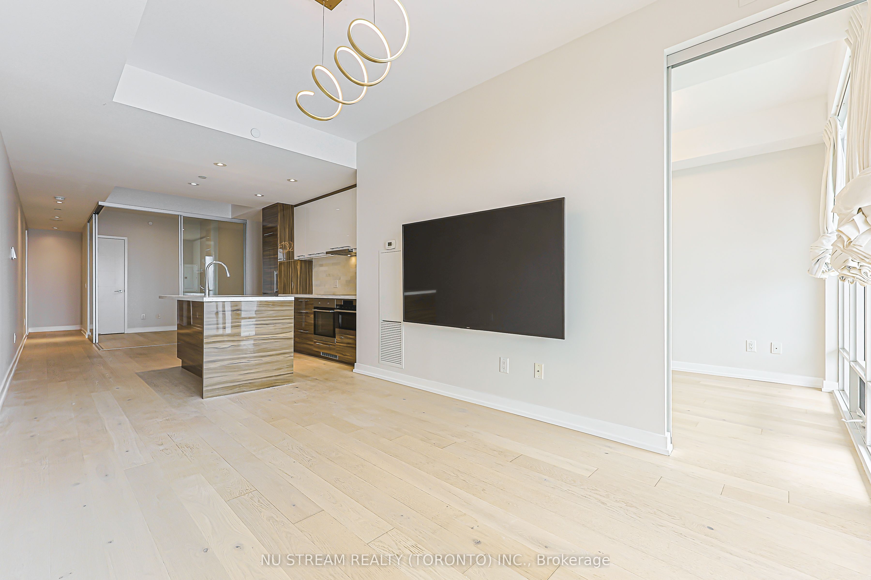 488 University Avenue 4608 Property Photo 13