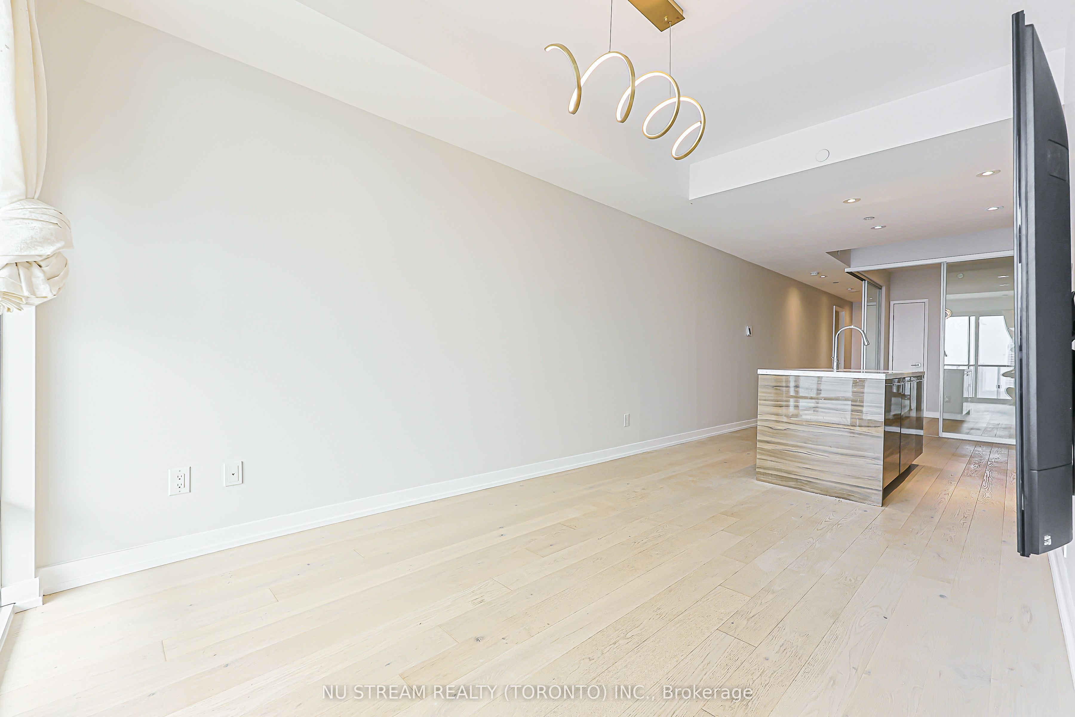 488 University Avenue 4608 Property Photo 14