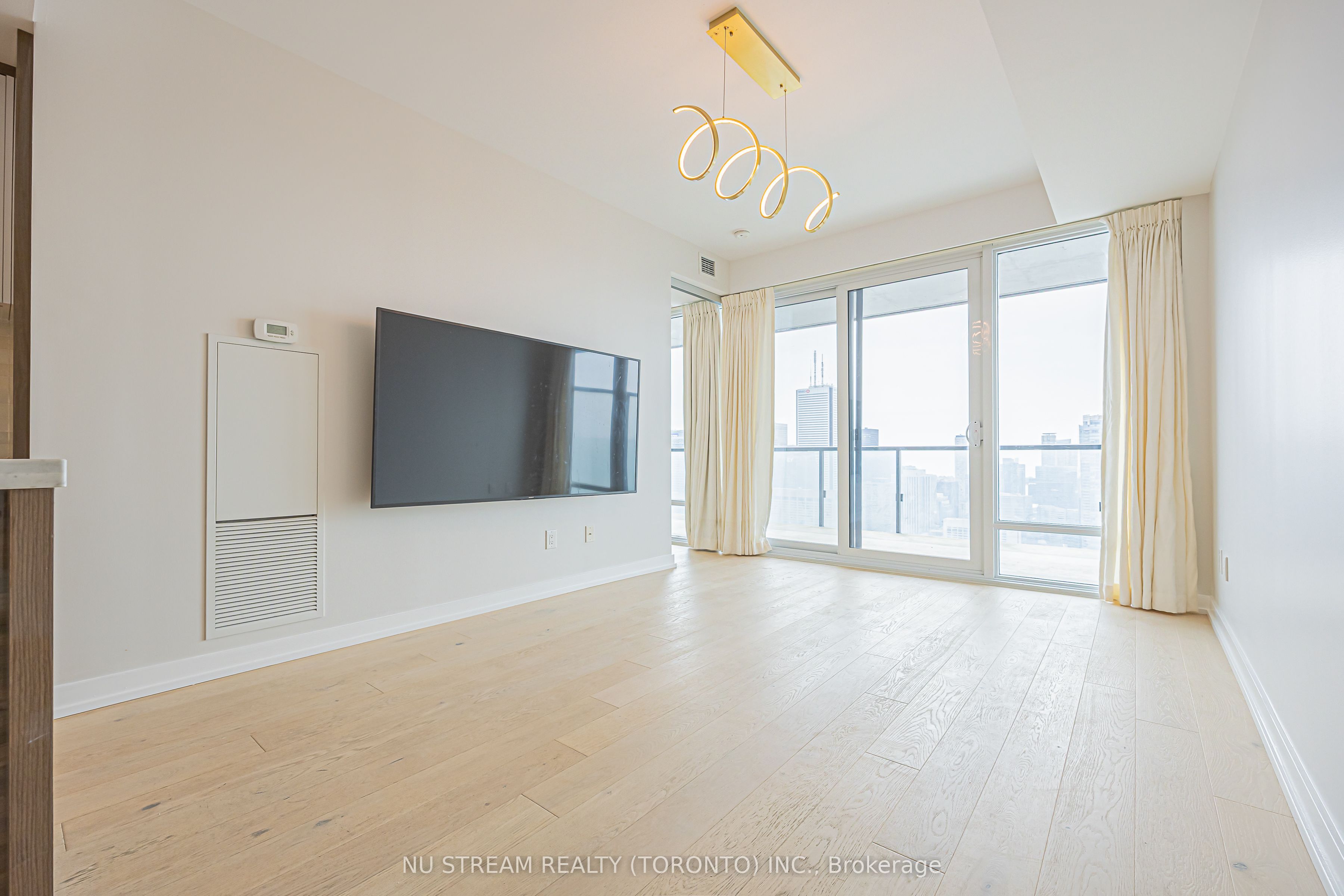 488 University Avenue 4608 Property Photo 21