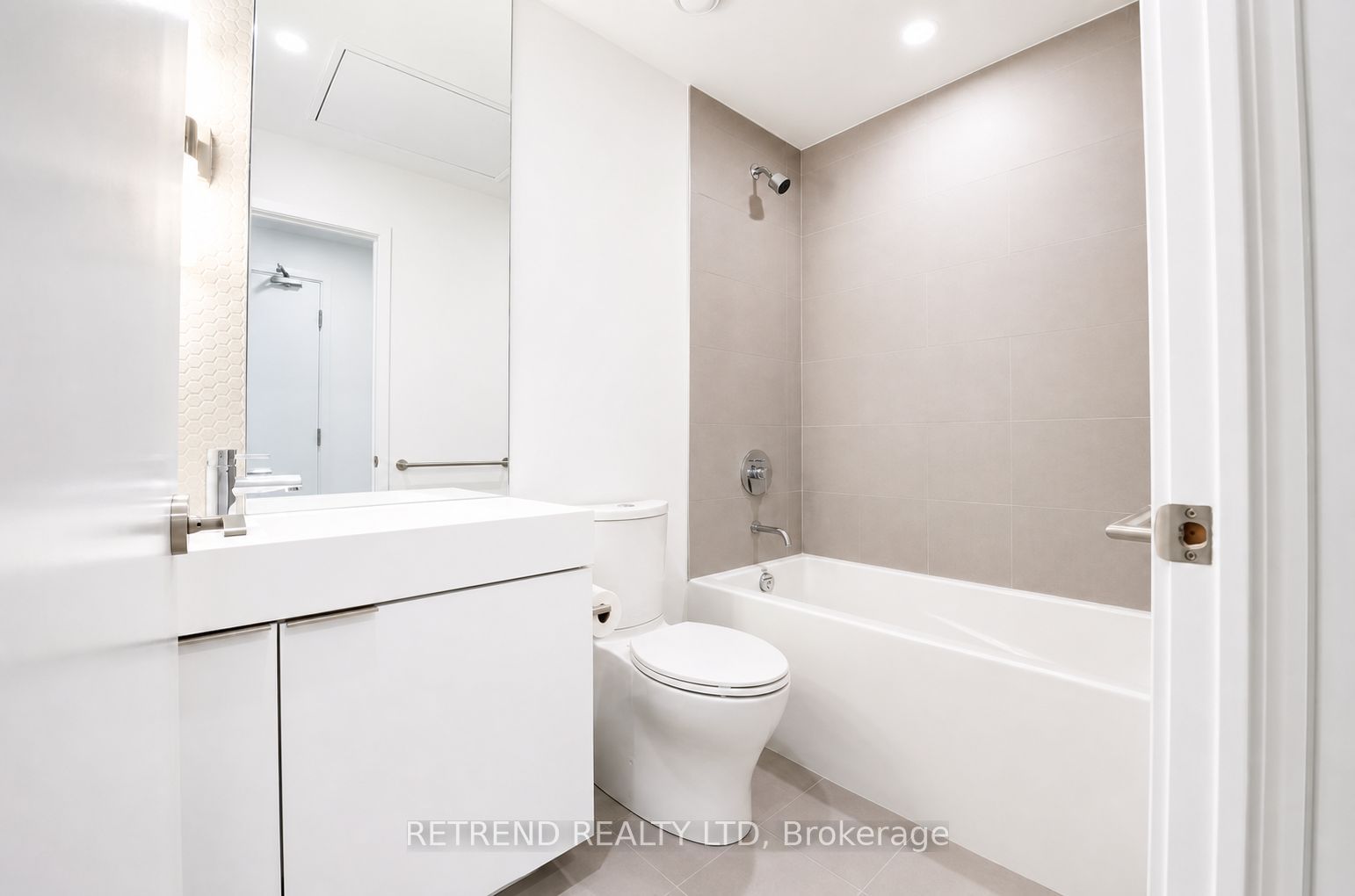 33 Helendale Avenue 2309 Property Photo 8