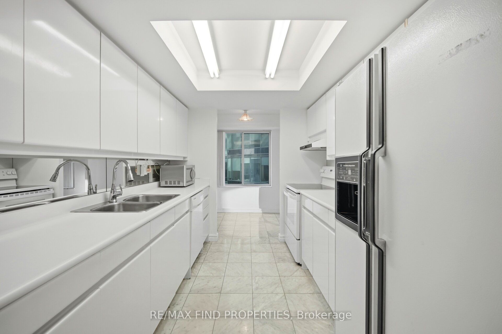 33 University Avenue 1203 Property Photo 8