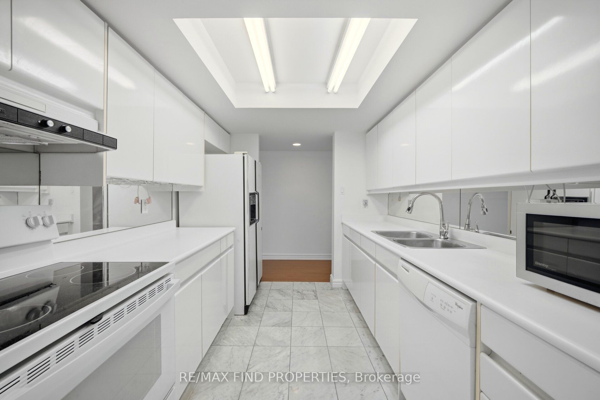 33 University Avenue 1203 Property Photo 9