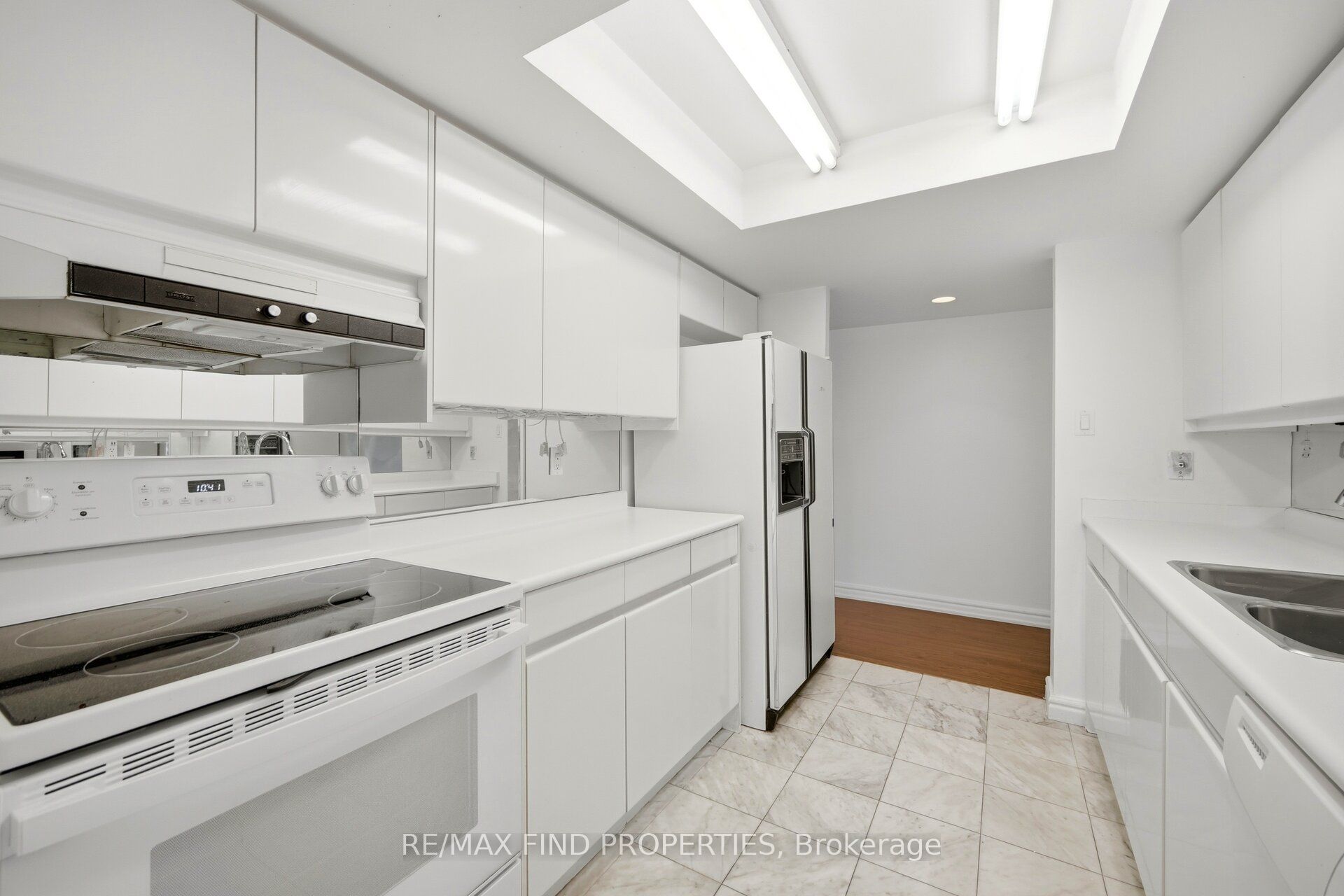 33 University Avenue 1203 Property Photo 11