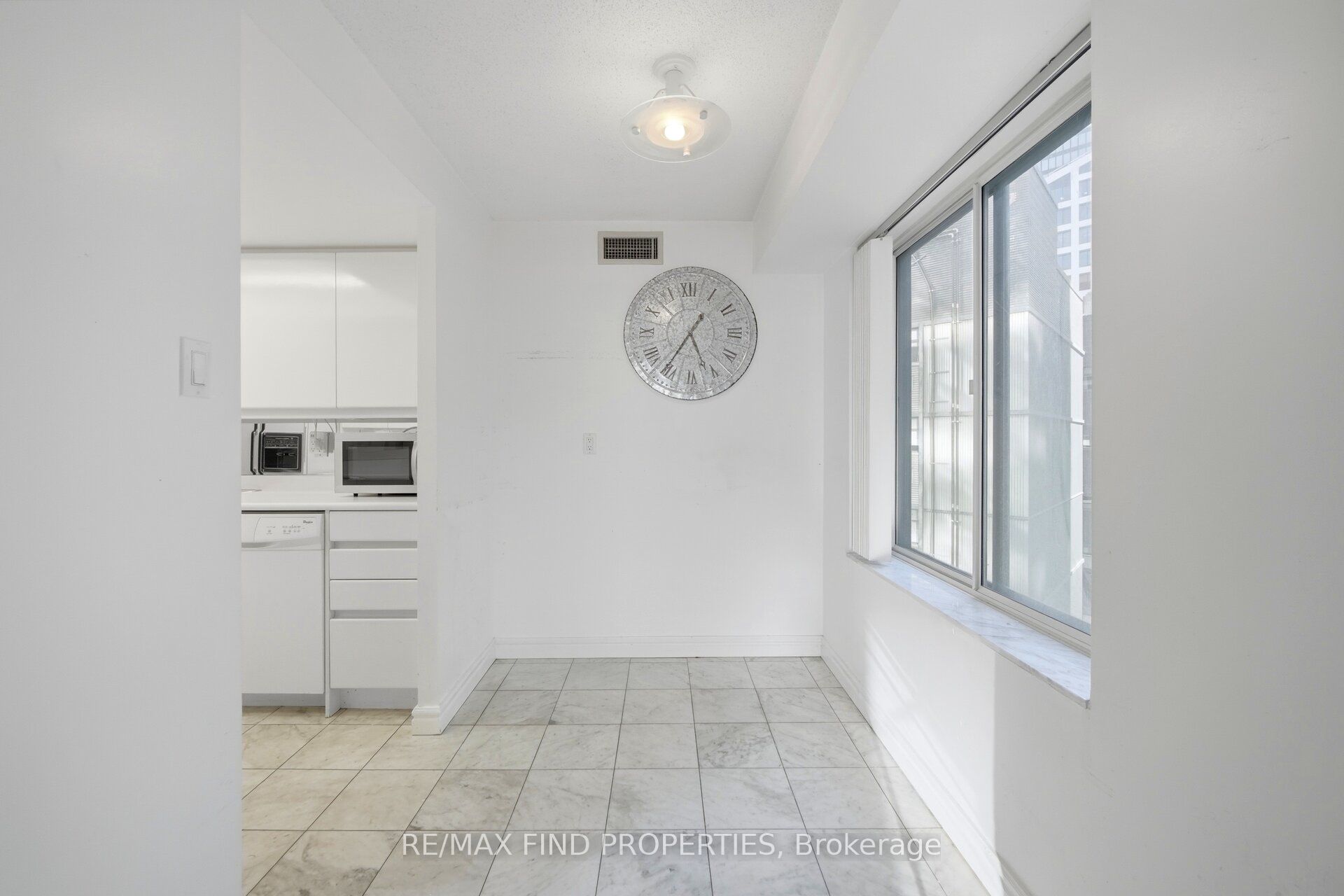 33 University Avenue 1203 Property Photo 13