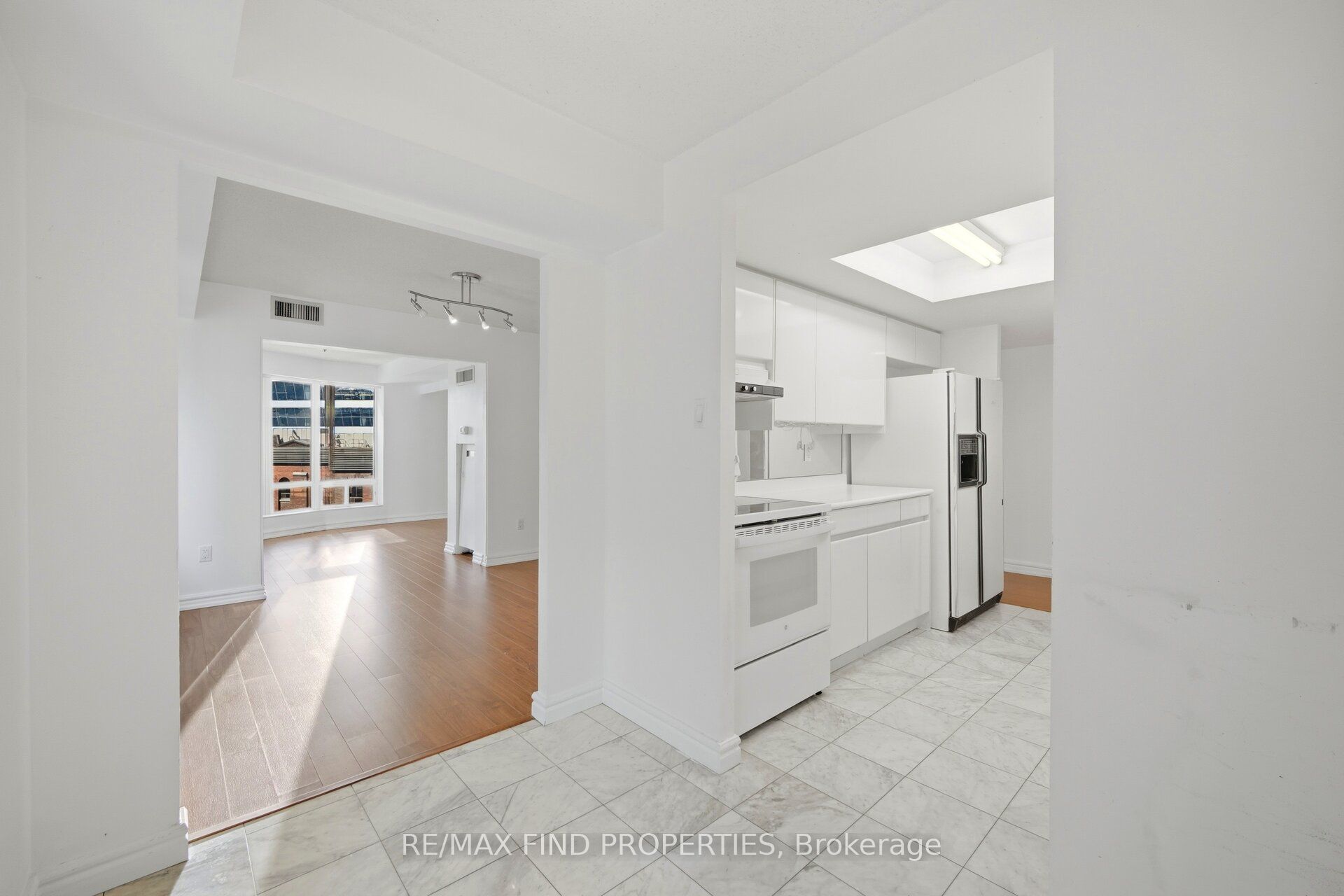 33 University Avenue 1203 Property Photo 14