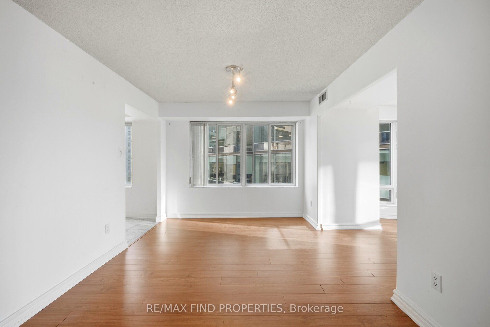 33 University Avenue 1203 Property Photo 16