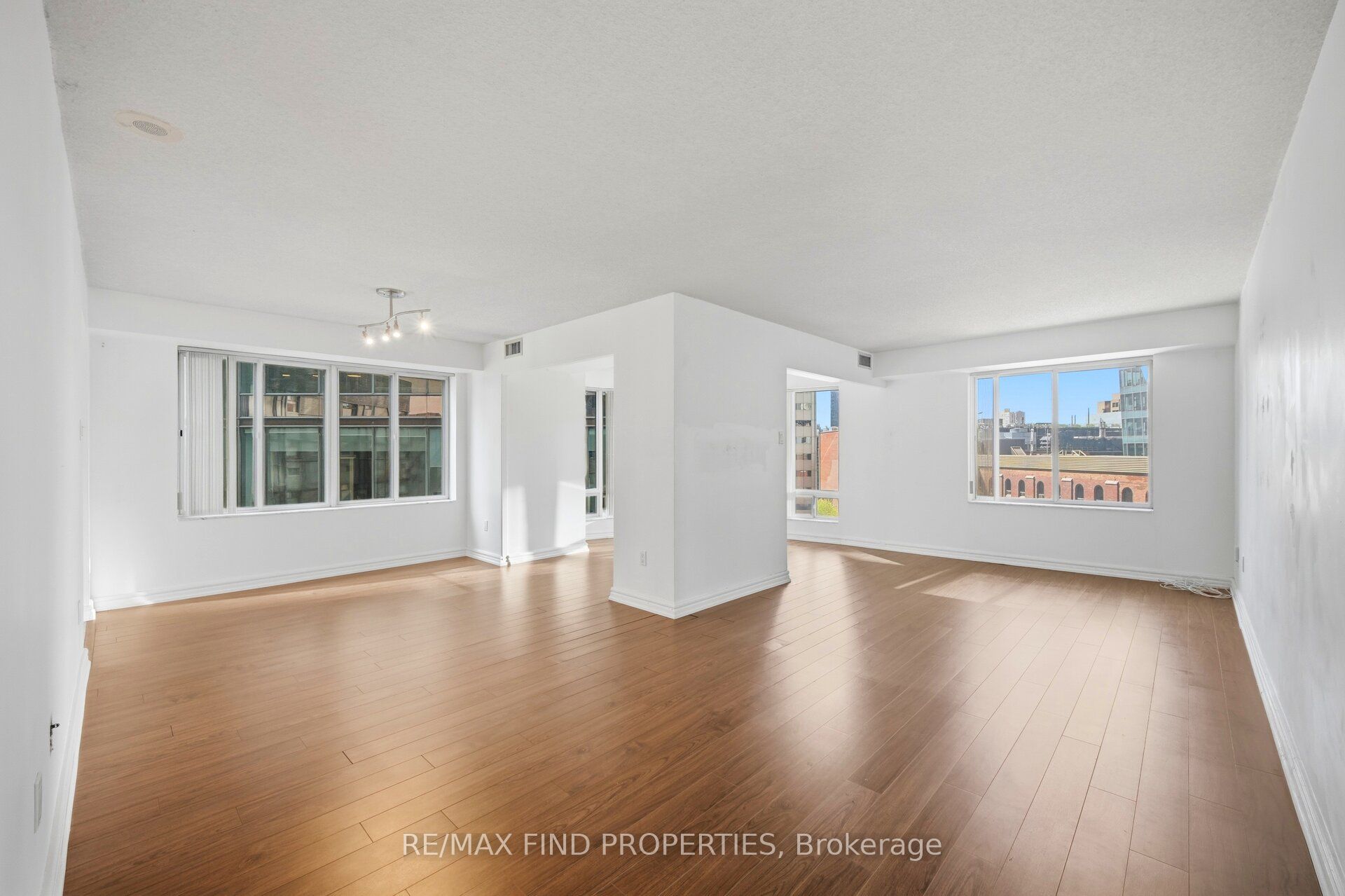 33 University Avenue 1203 Property Photo 17