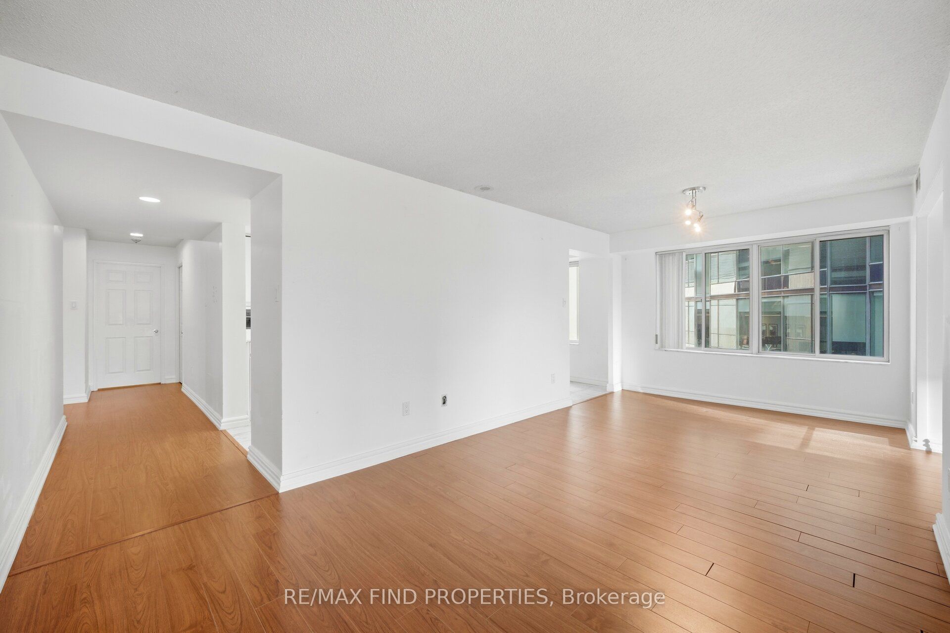 33 University Avenue 1203 Property Photo 18