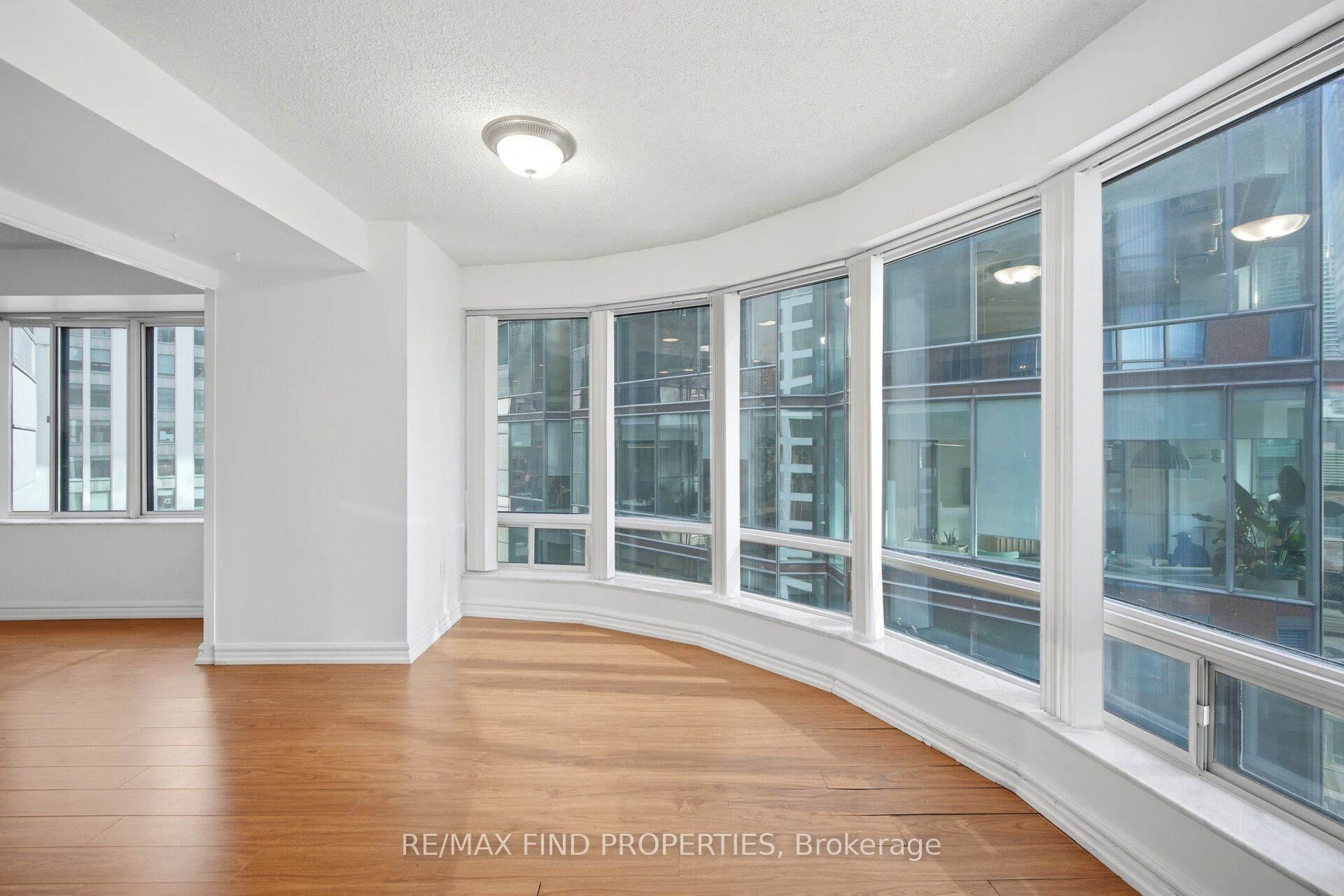 33 University Avenue 1203 Property Photo 21