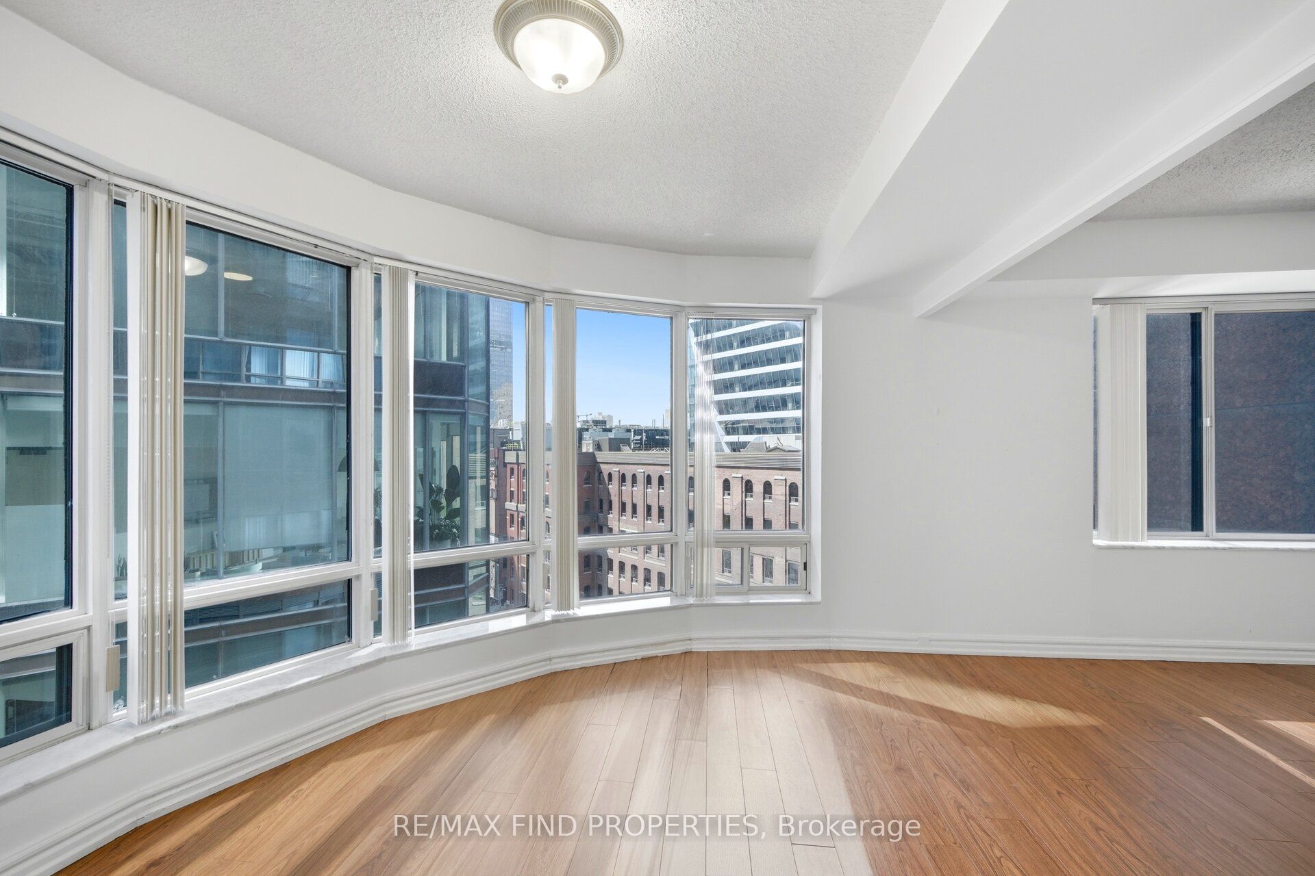 33 University Avenue 1203 Property Photo 23