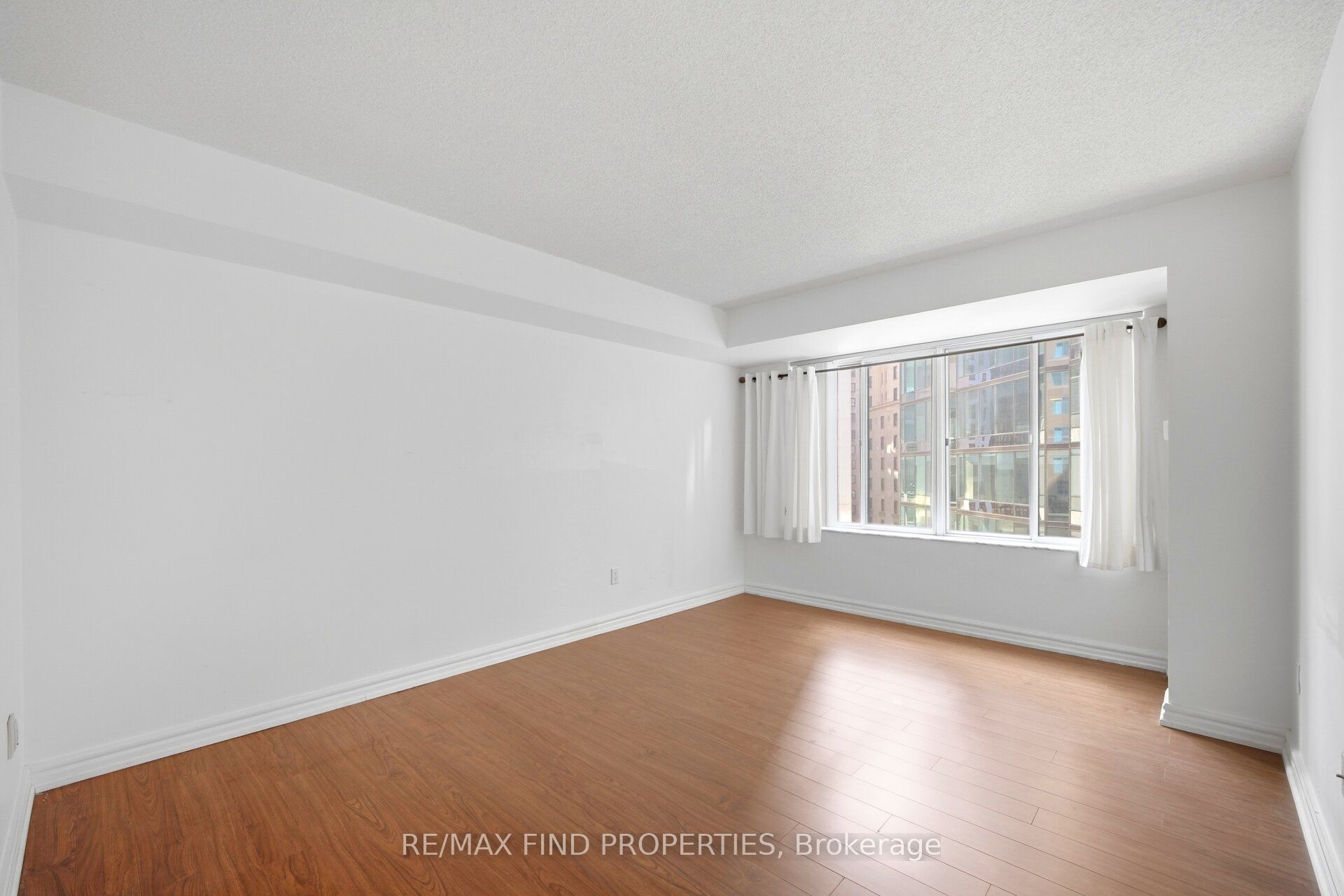 33 University Avenue 1203 Property Photo 25