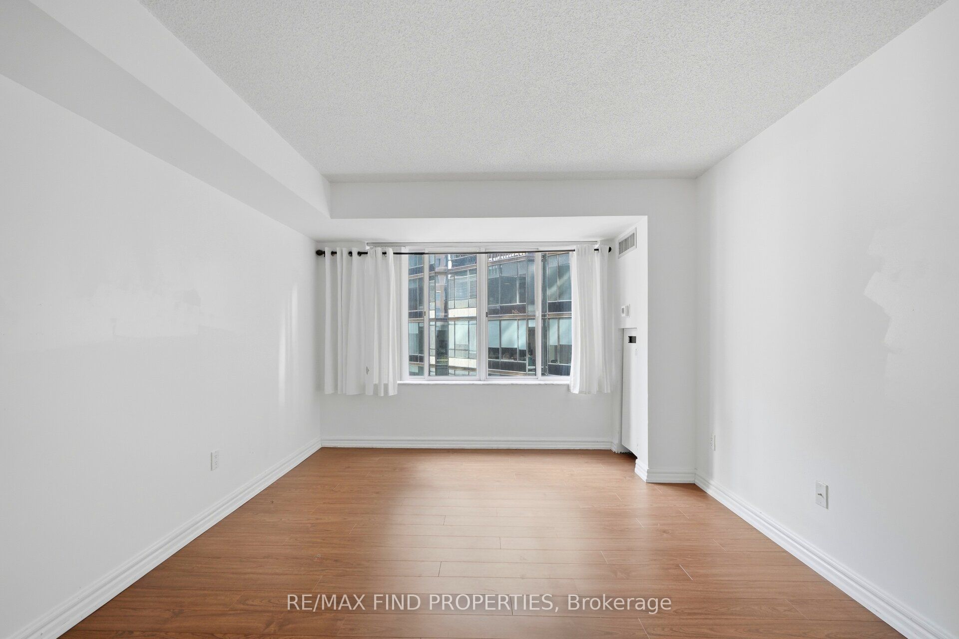 33 University Avenue 1203 Property Photo 26