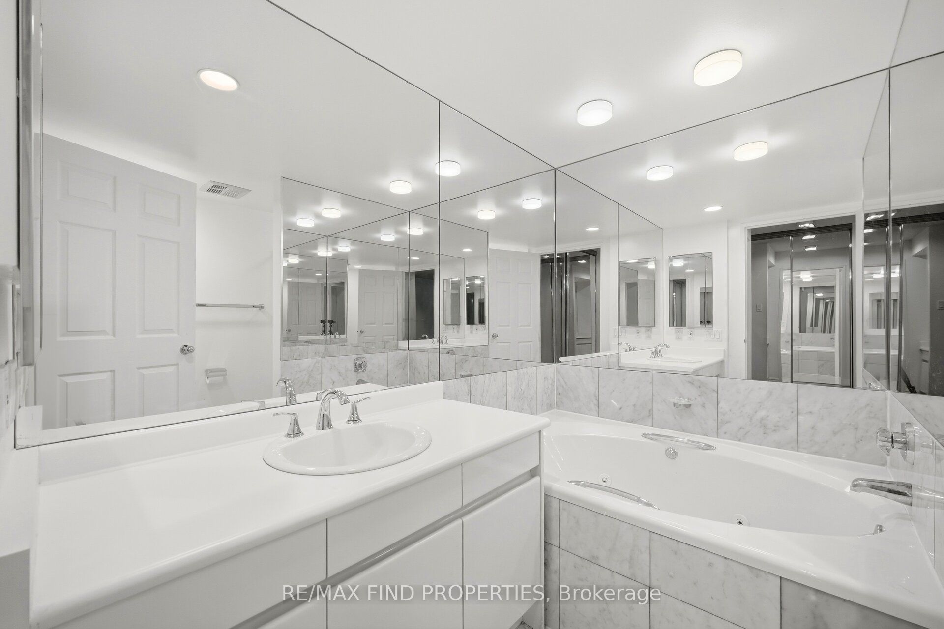 33 University Avenue 1203 Property Photo 28