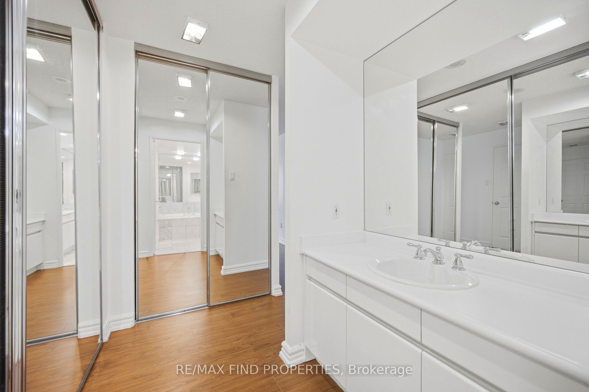 33 University Avenue 1203 Property Photo 30