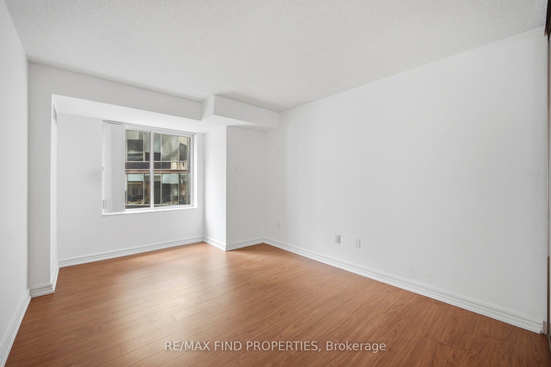 33 University Avenue 1203 Property Photo 32