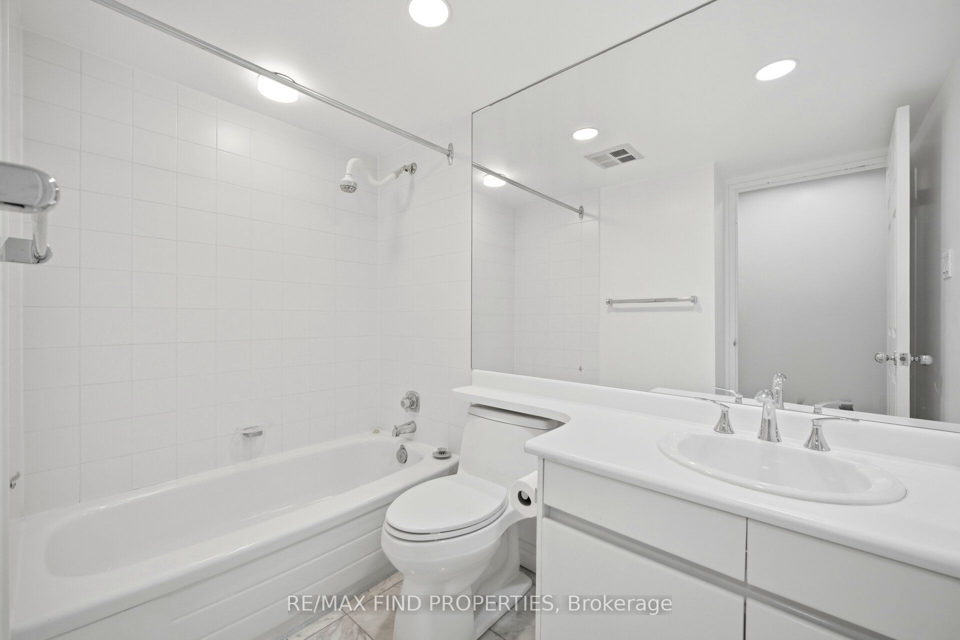 33 University Avenue 1203 Property Photo 34