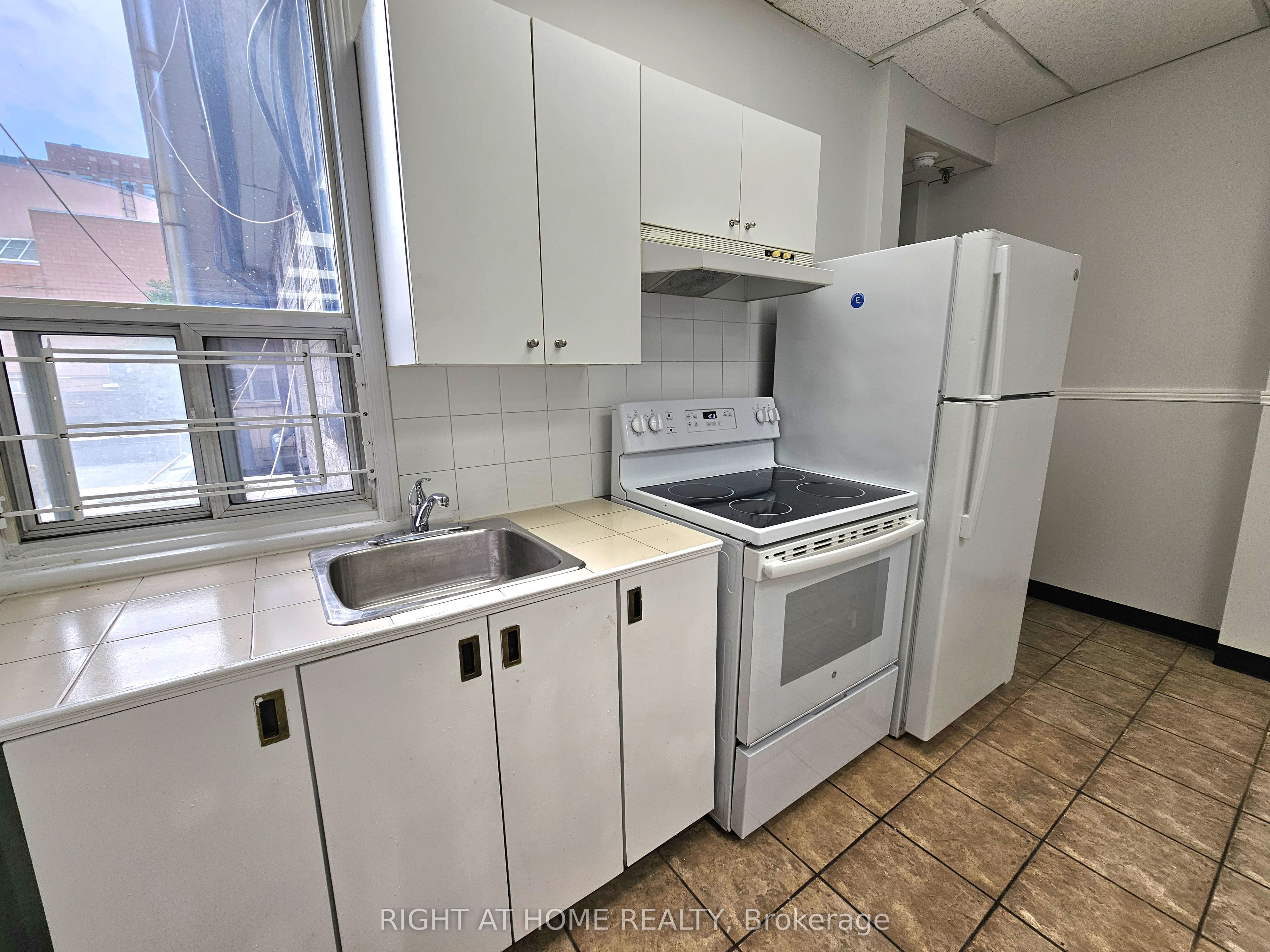 516 Yonge Street 2 Property Photo 3