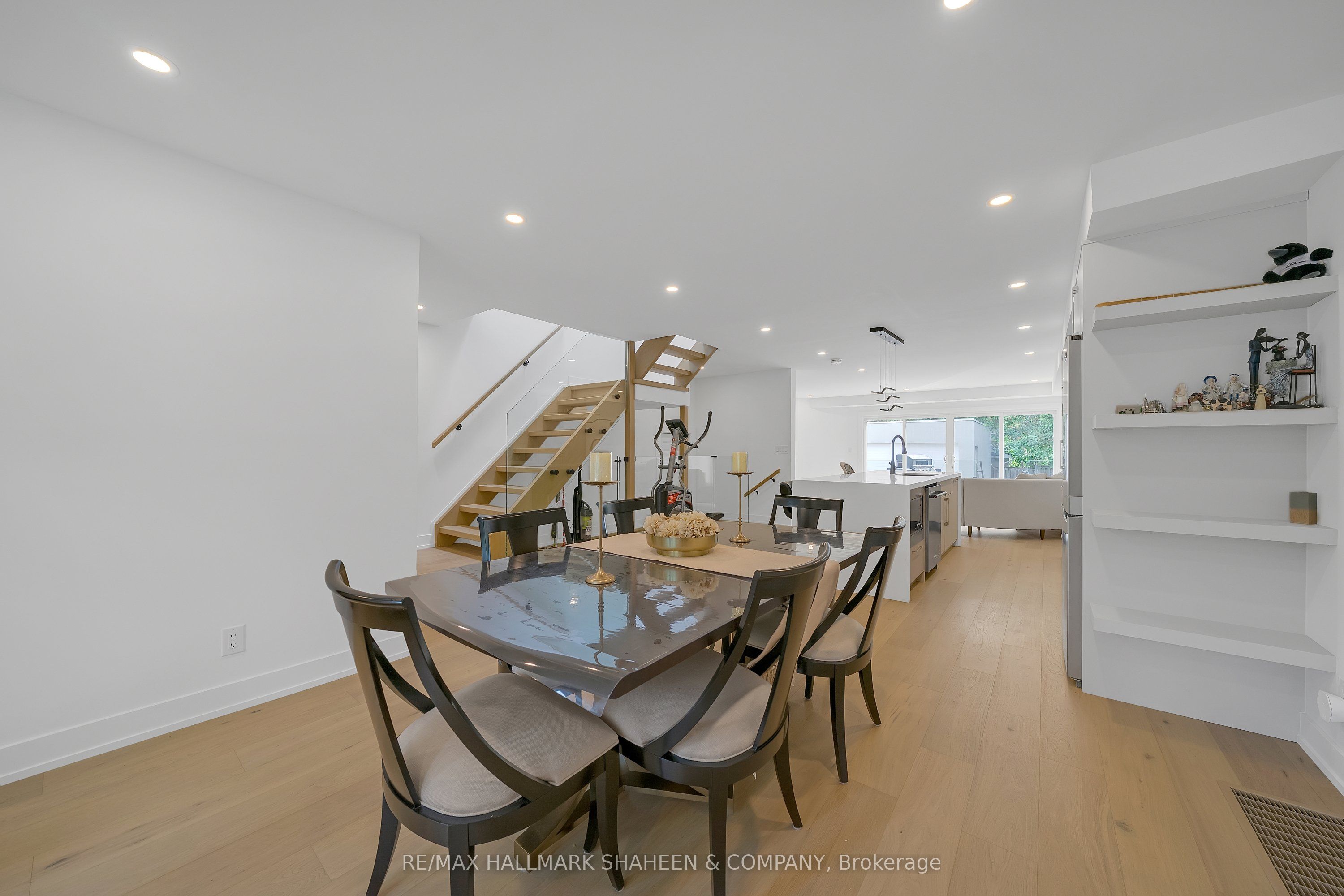 207 Sutherland Drive Property Photo 6