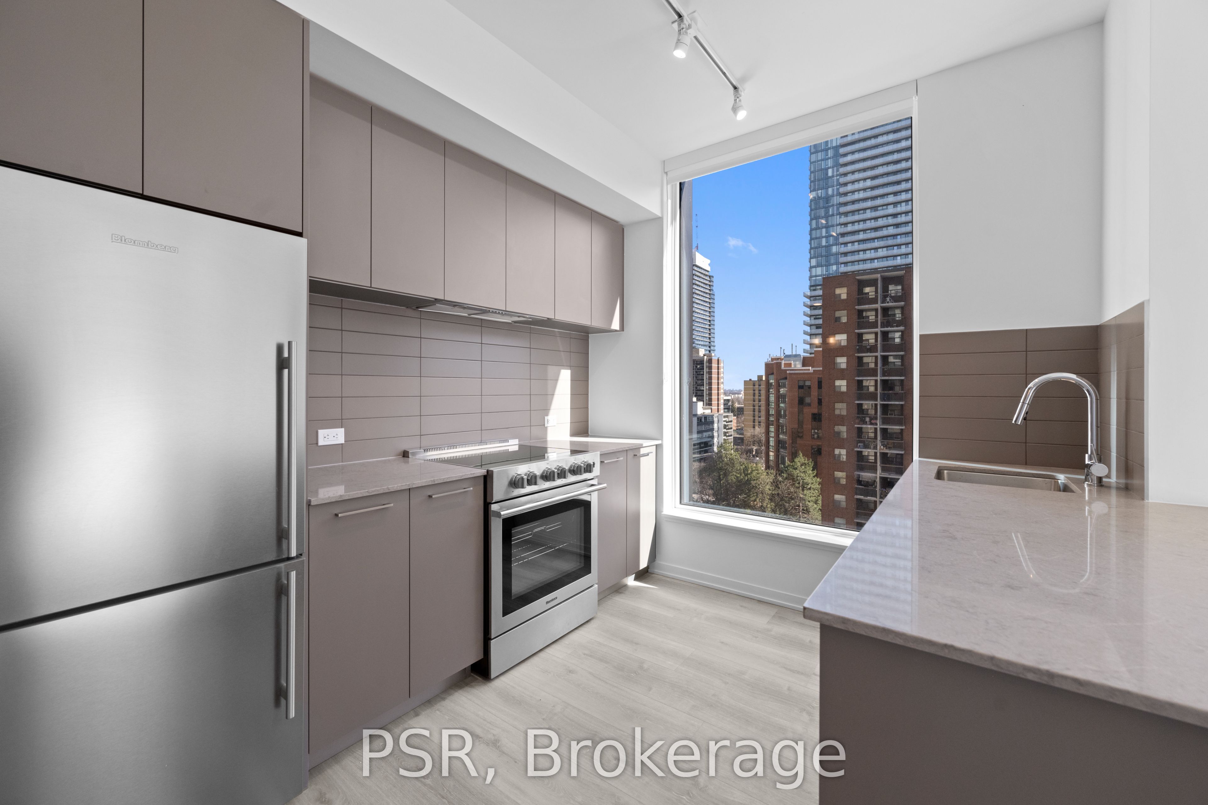 101 Roehampton Avenue 708 Property Photo 3