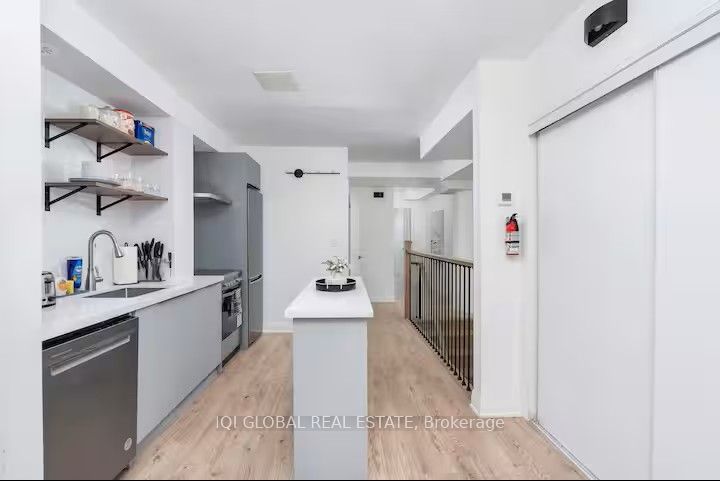 525 Ossington Avenue 2nd Floor Property Photo 4