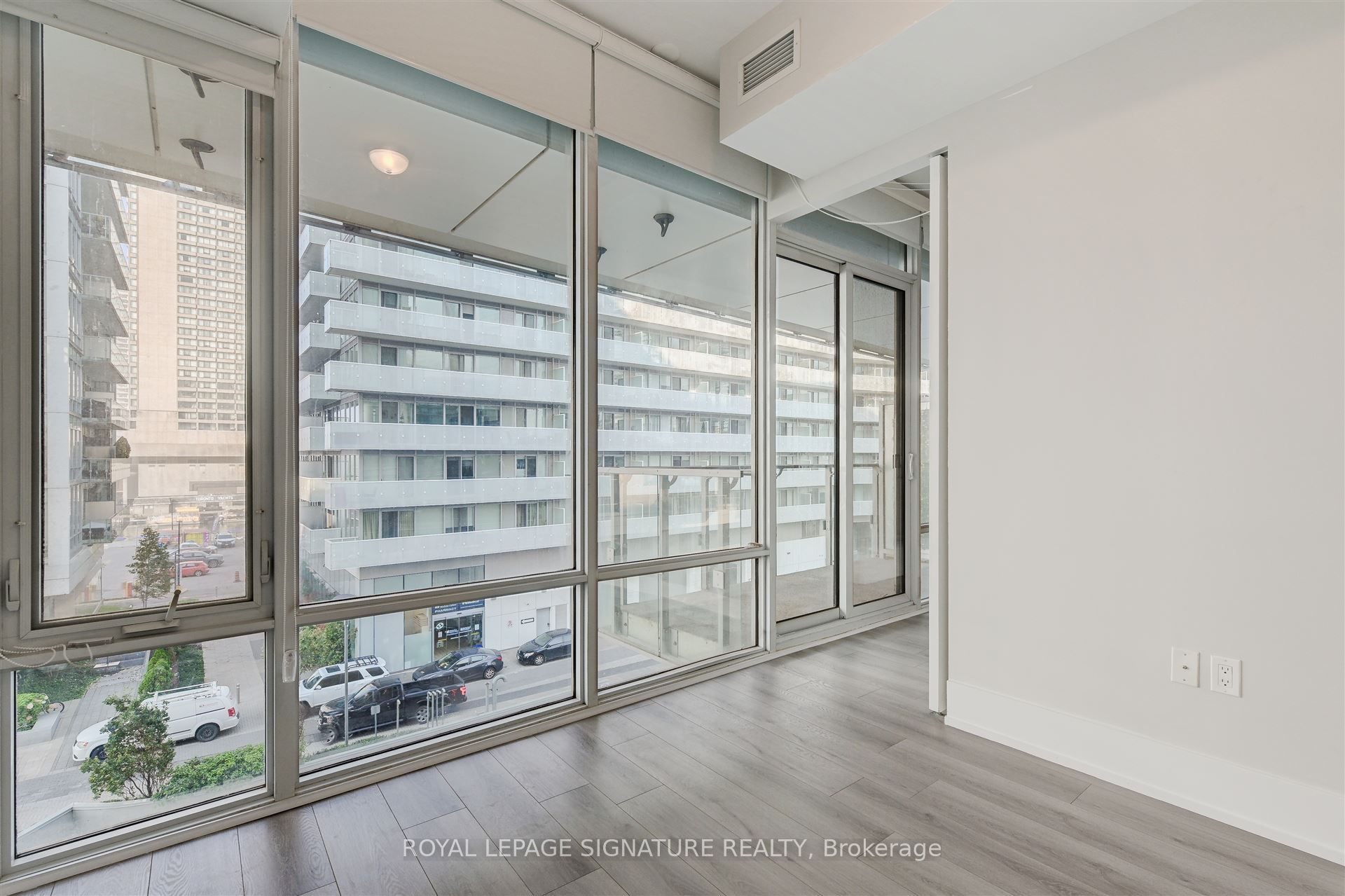 29 Queens Quay E 424 Property Photo 9