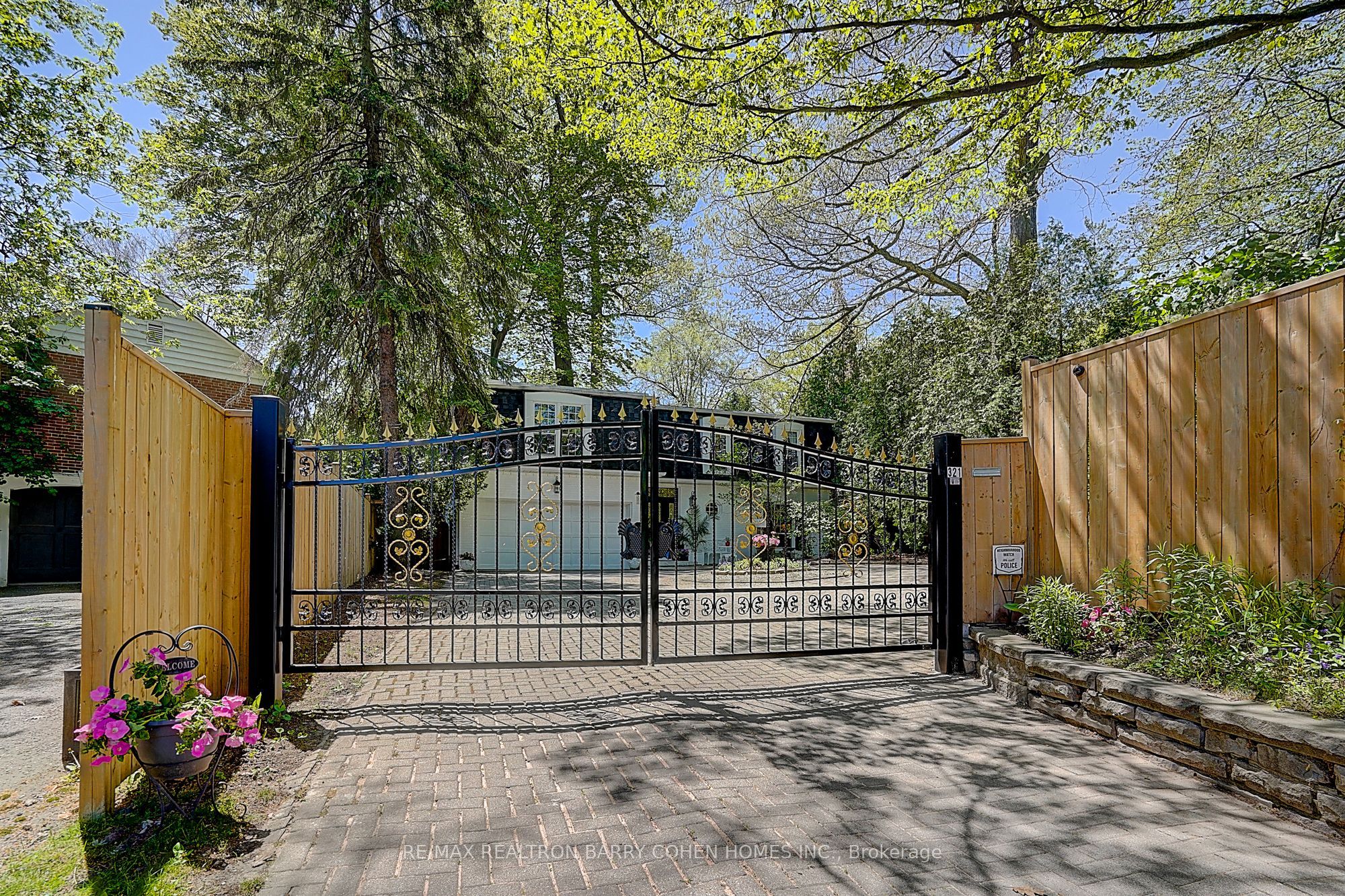 321 Lawrence Avenue E