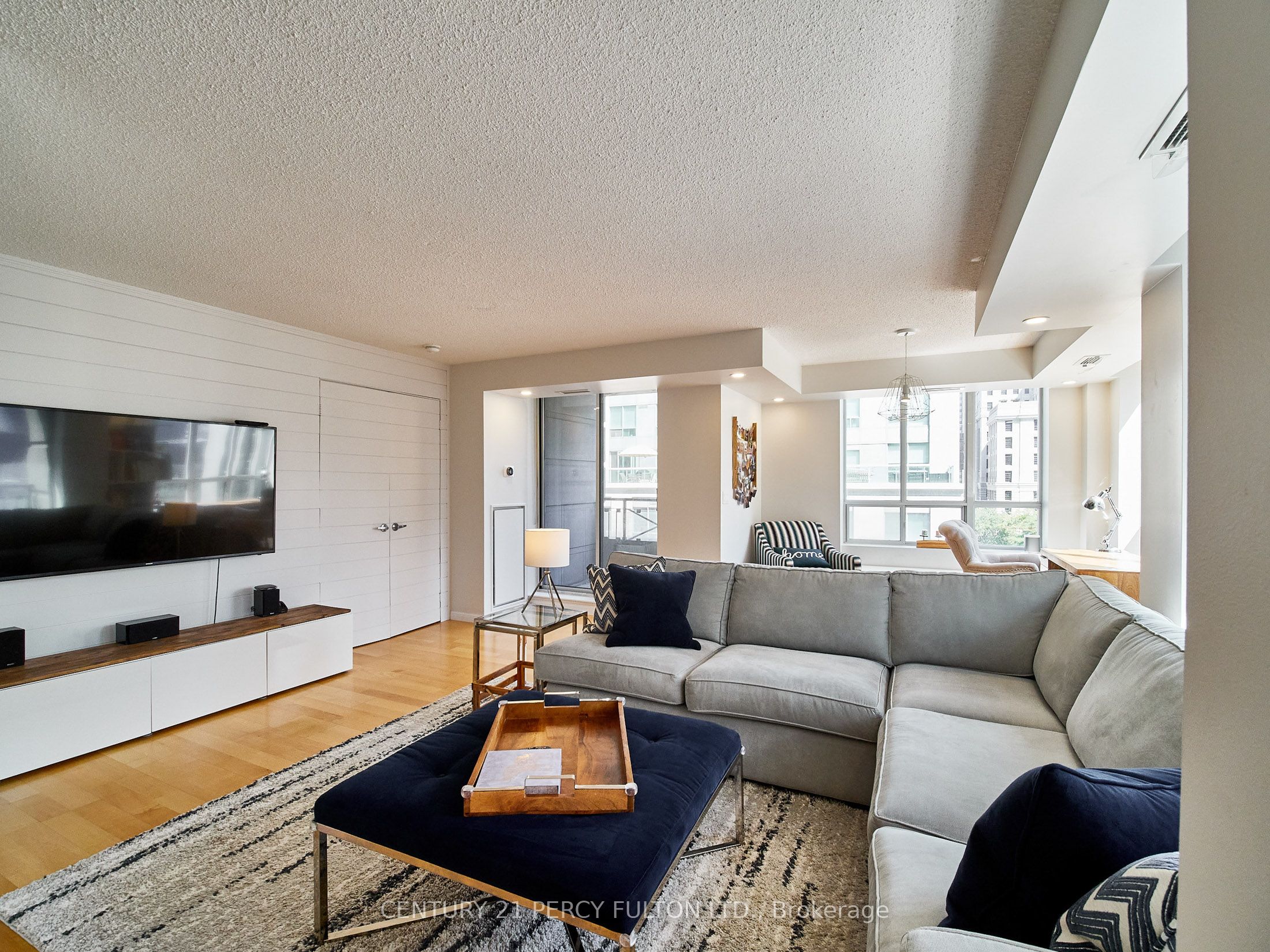 140 Simcoe Street 809 Property Photo 6