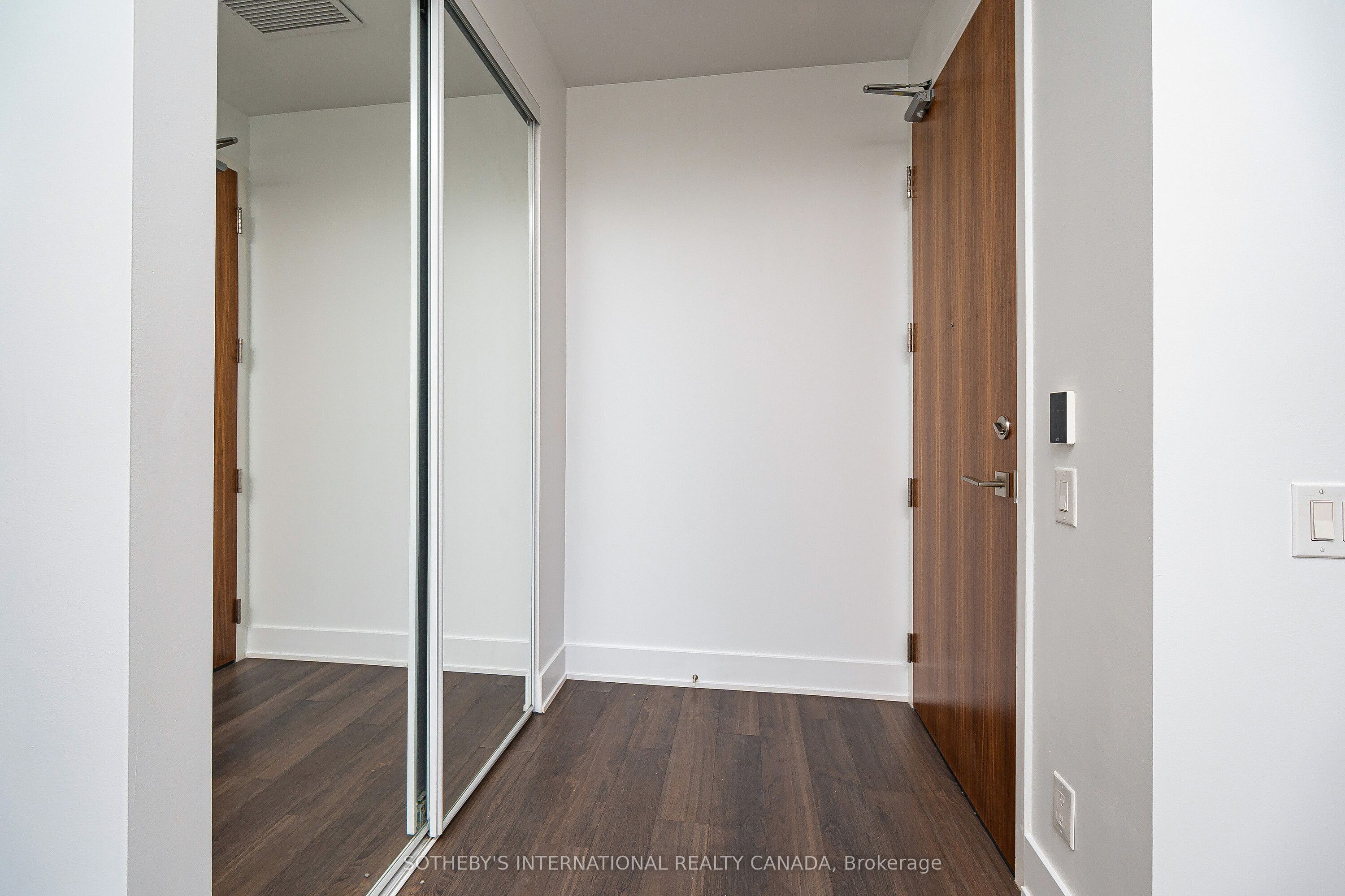 111 St Clair Avenue W 406 Property Photo 4