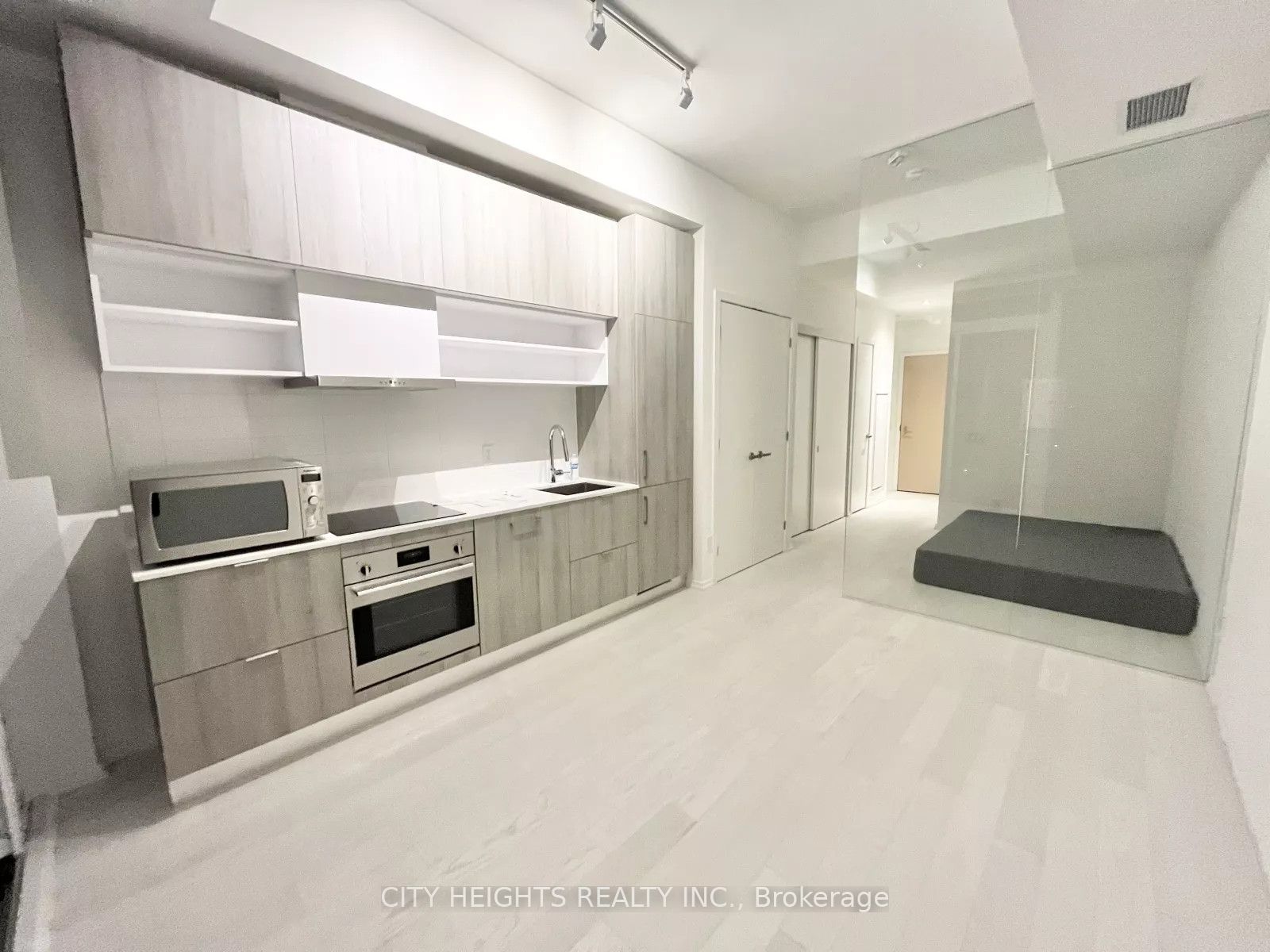8 Hillsdale Avenue E 924 Property Photo 6