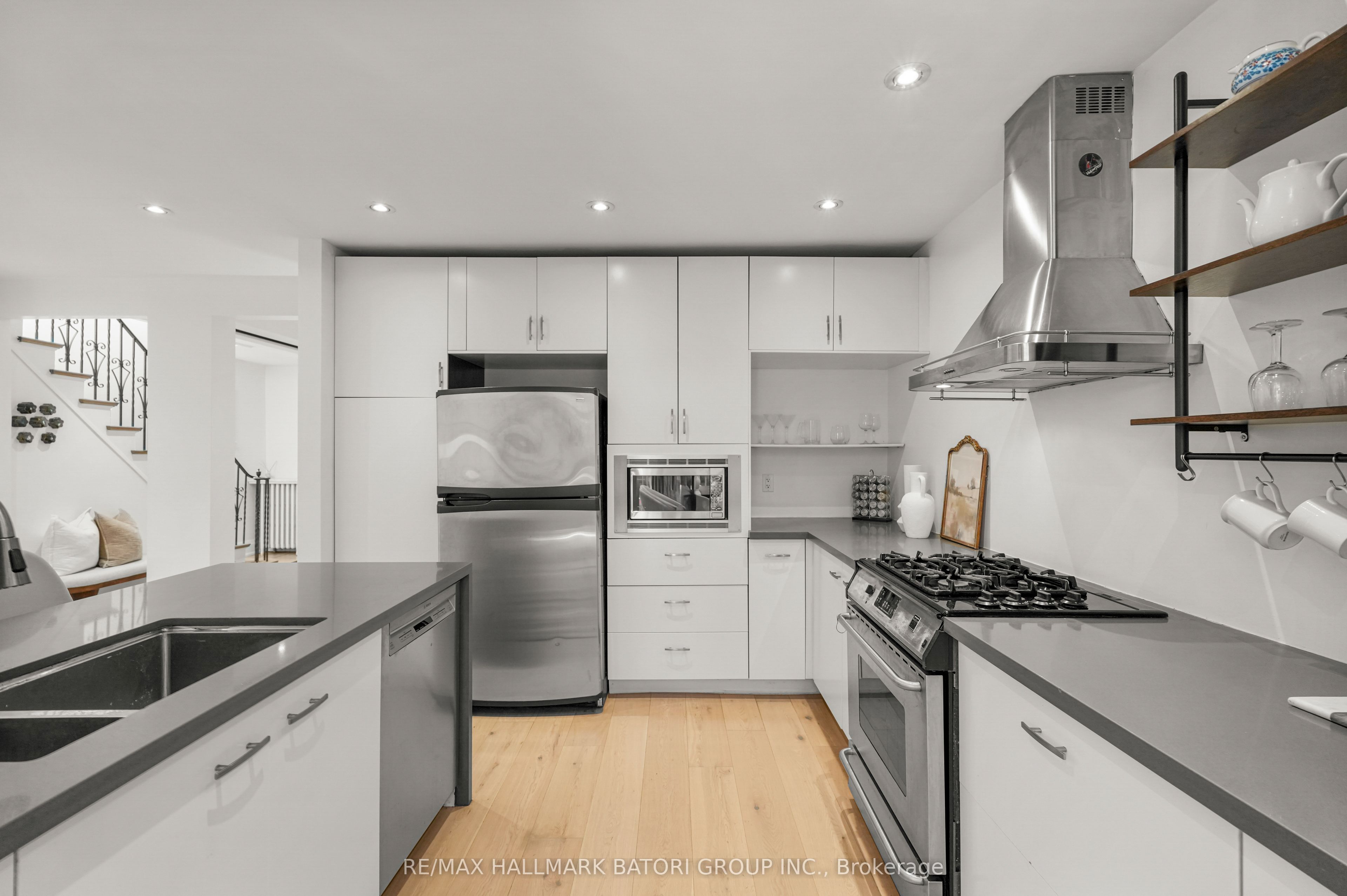 555 Castlefield Avenue Property Photo 6