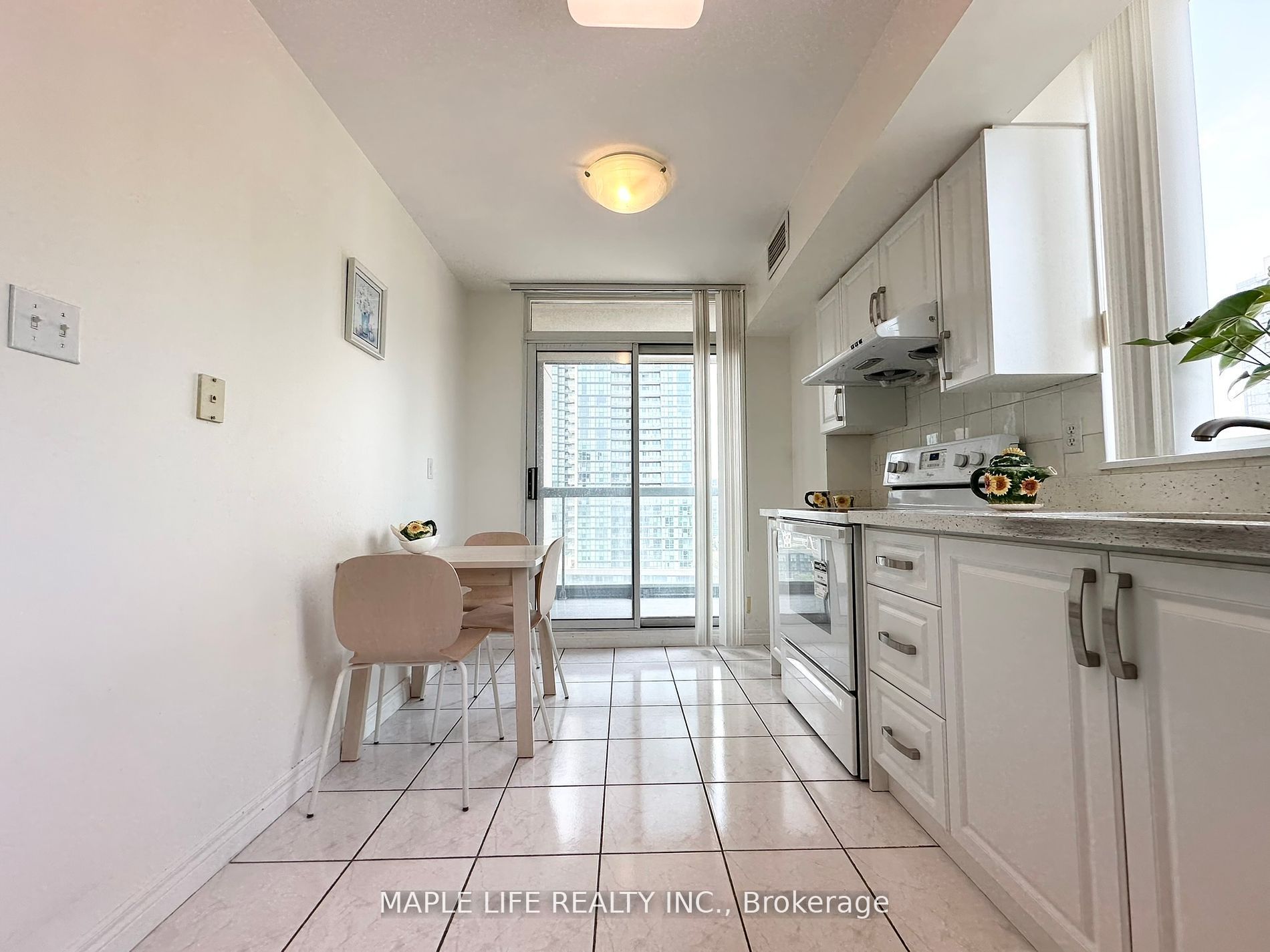 28 Empress Avenue 1703 Property Photo 8