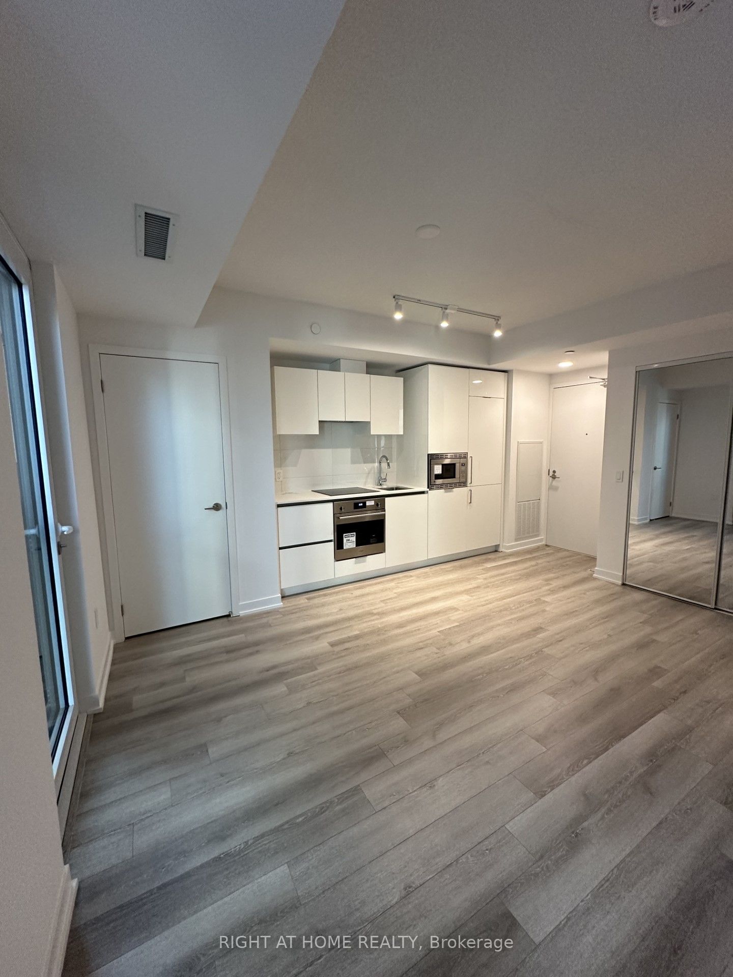 121 St Patrick Street 417 Property Photo 3
