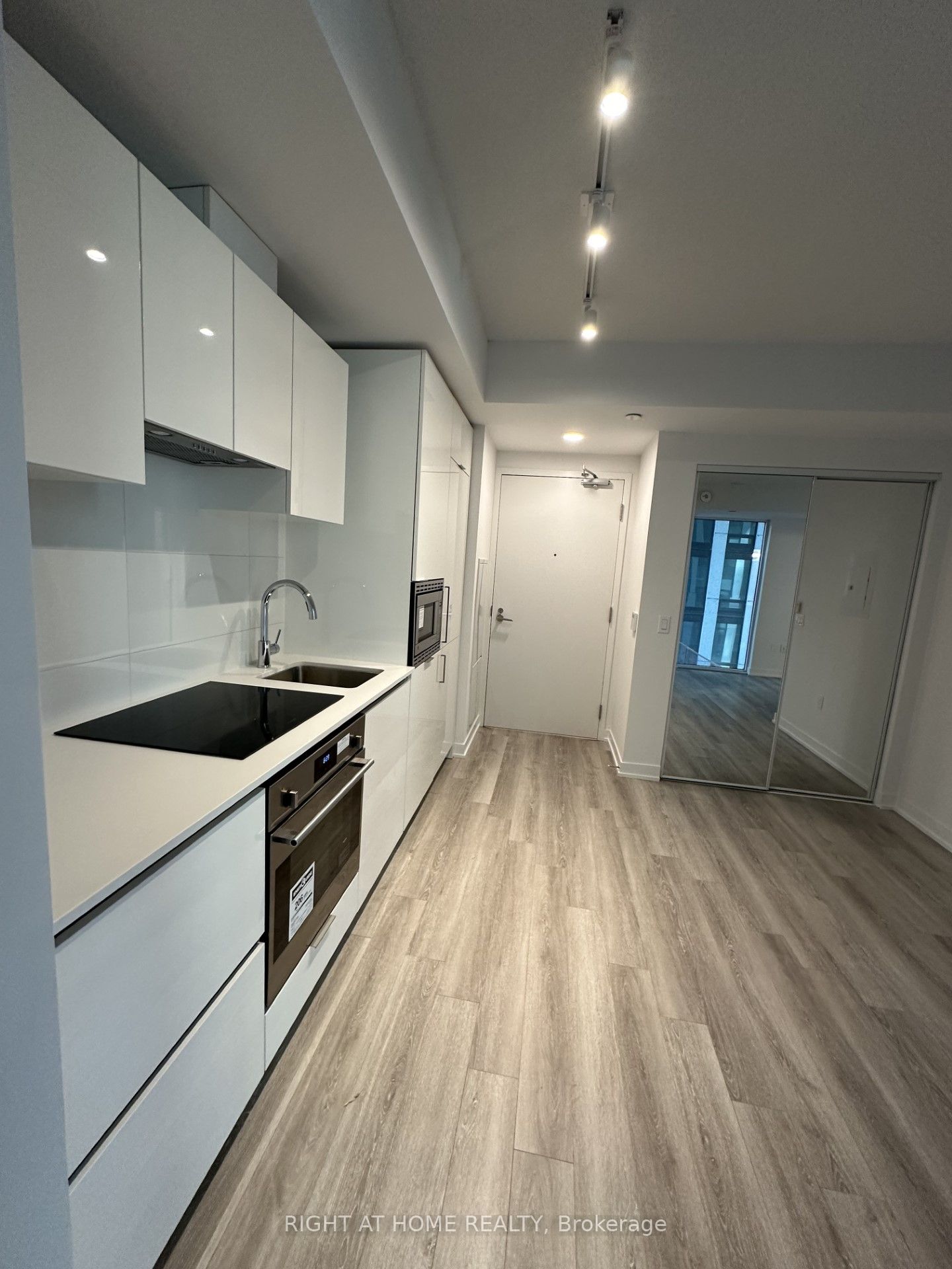 121 St Patrick Street 417 Property Photo 4