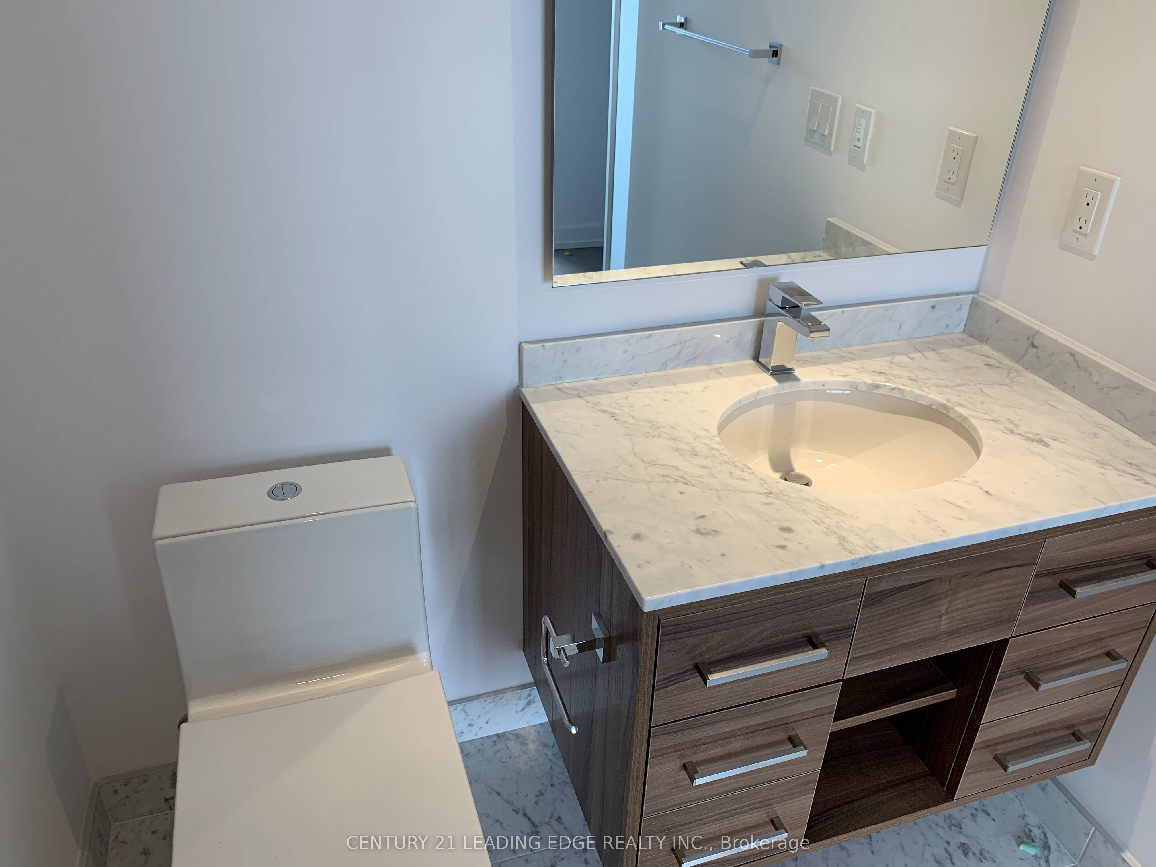 488 University Avenue 3301 Property Photo 14