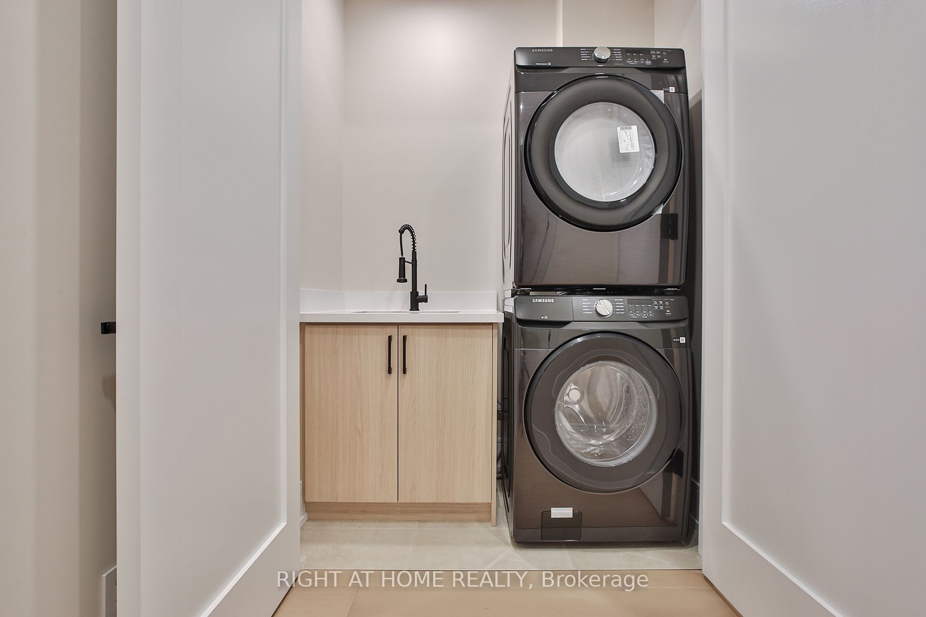 106 Eastbourne Avenue Property Photo 33
